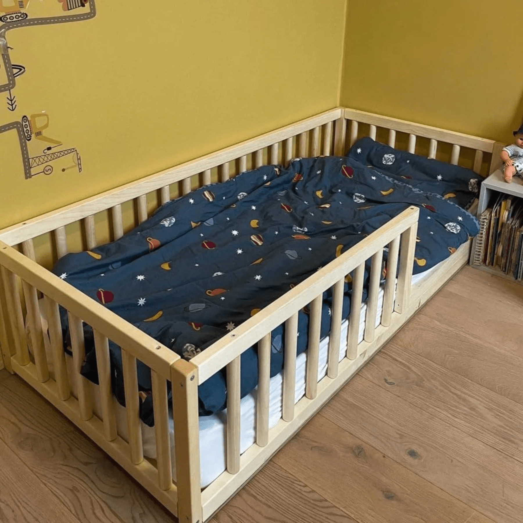 Bodenbett Kinderbett Babybett Gitterbett - Kleinkindgeländer rund - LeoBabys