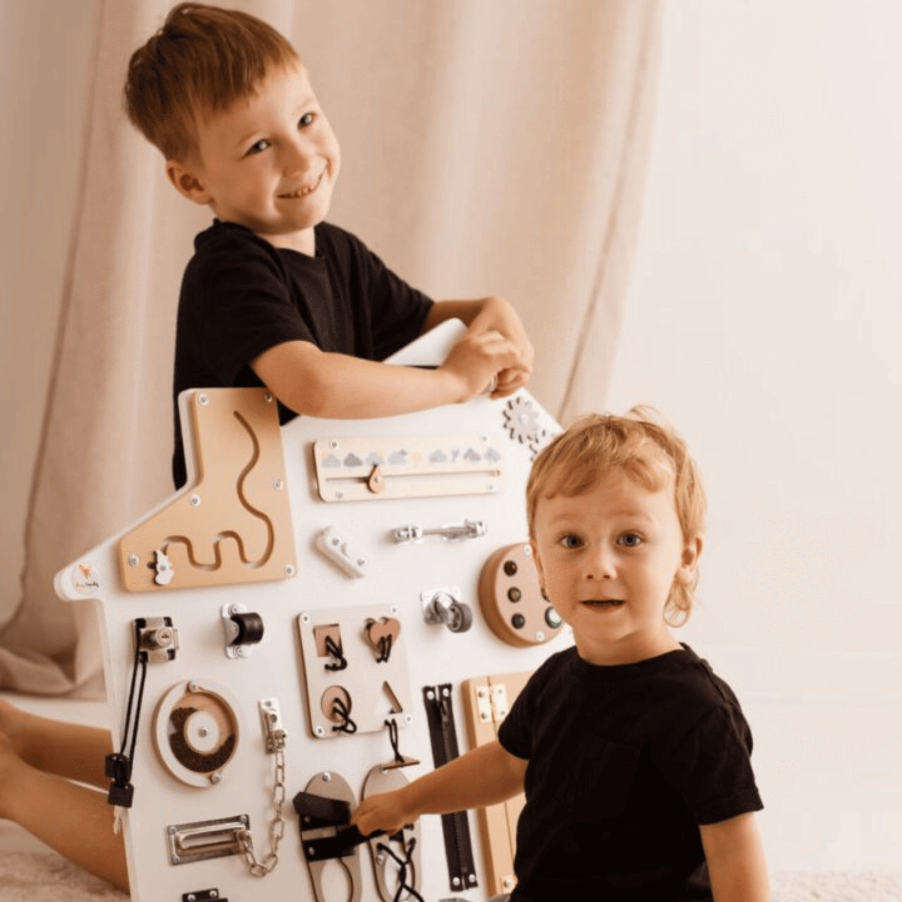 Busy Board XL „Haus in WEISS“ – Montessori Wandtafel