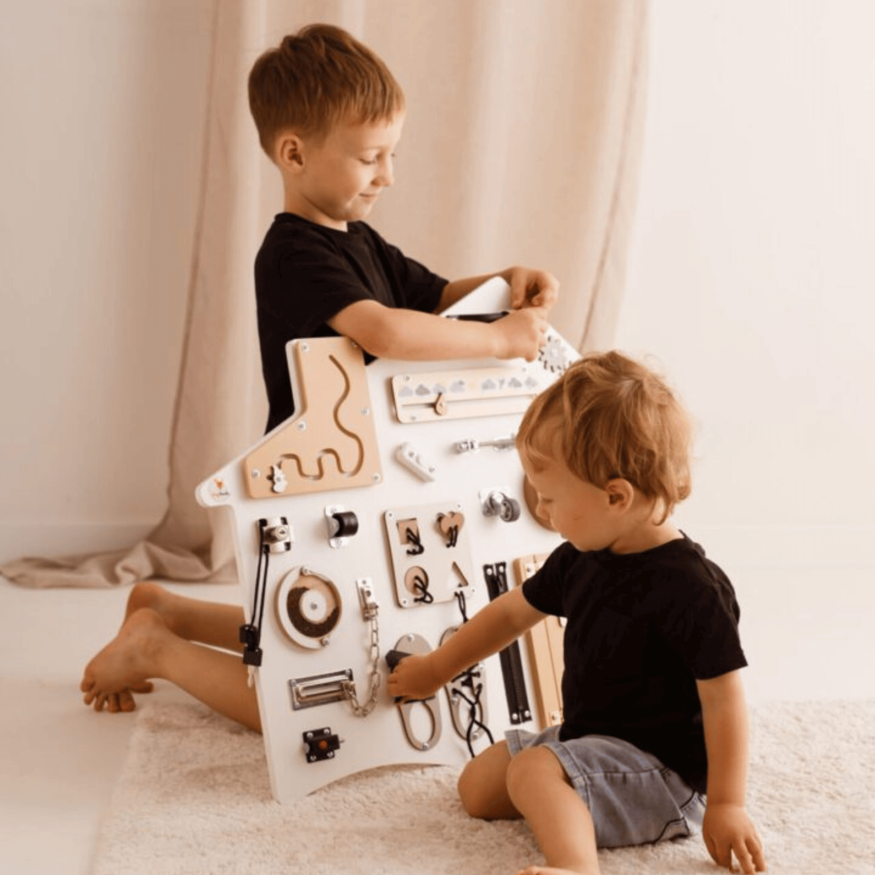 Busy Board XL „Haus in WEISS“ – Montessori Wandtafel
