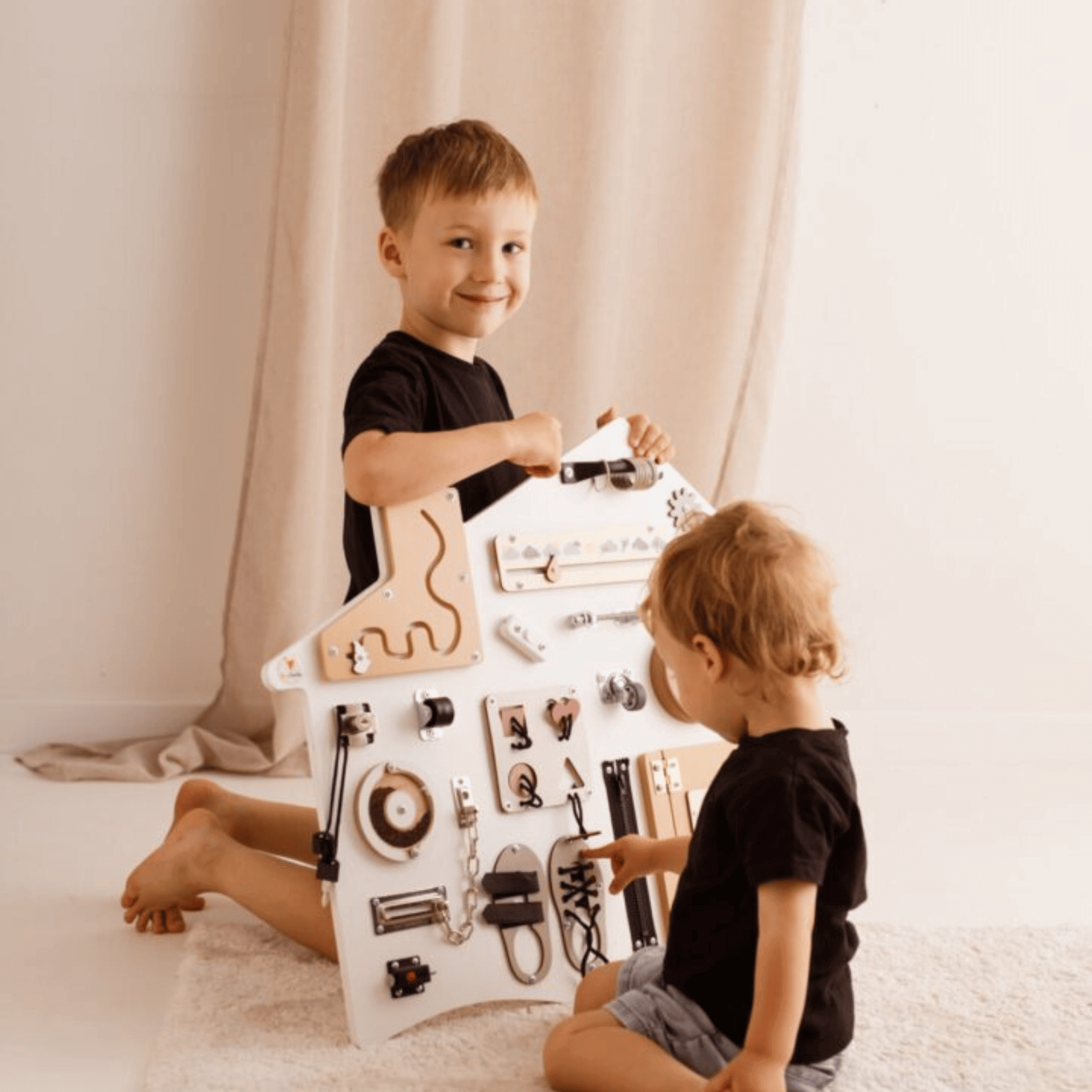 Busy Board XL „Haus in WEISS“ – Montessori Wandtafel