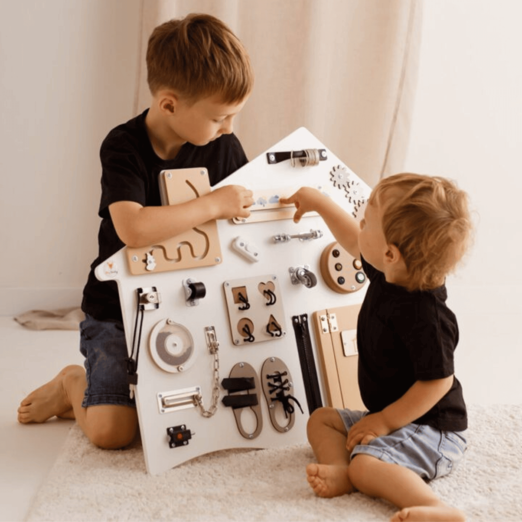 Busy Board XL „Haus in WEISS“ – Montessori Wandtafel