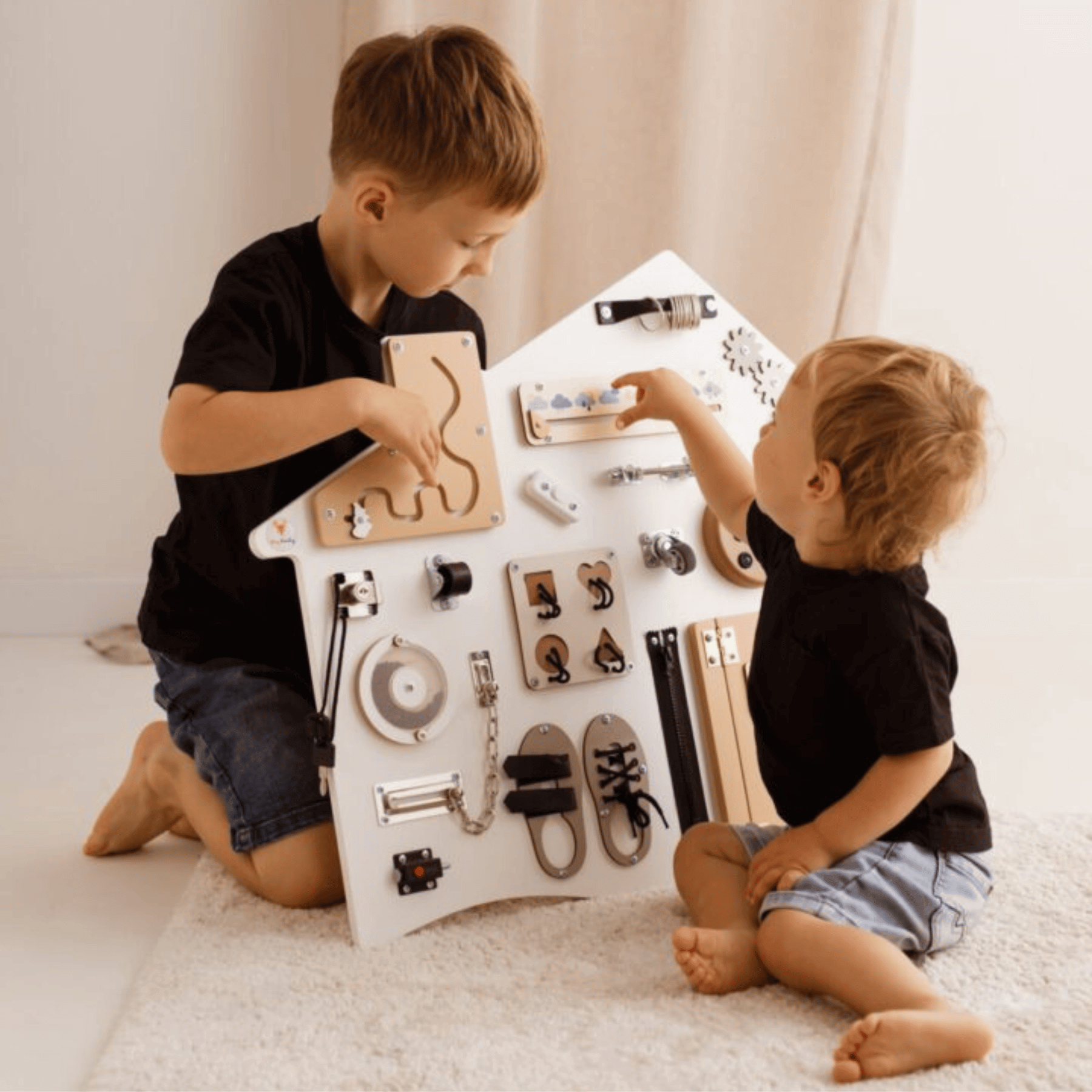 Busy Board XL „Haus in WEISS“ – Montessori Wandtafel