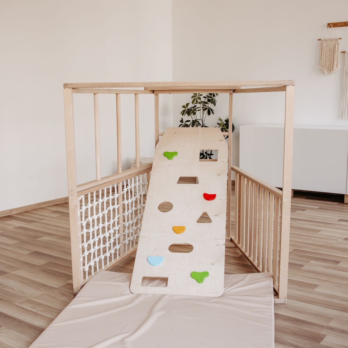 CLIFF Kletterwand aus Holz für Klettergerüste, mit bunten Griffen - LeoBabys
