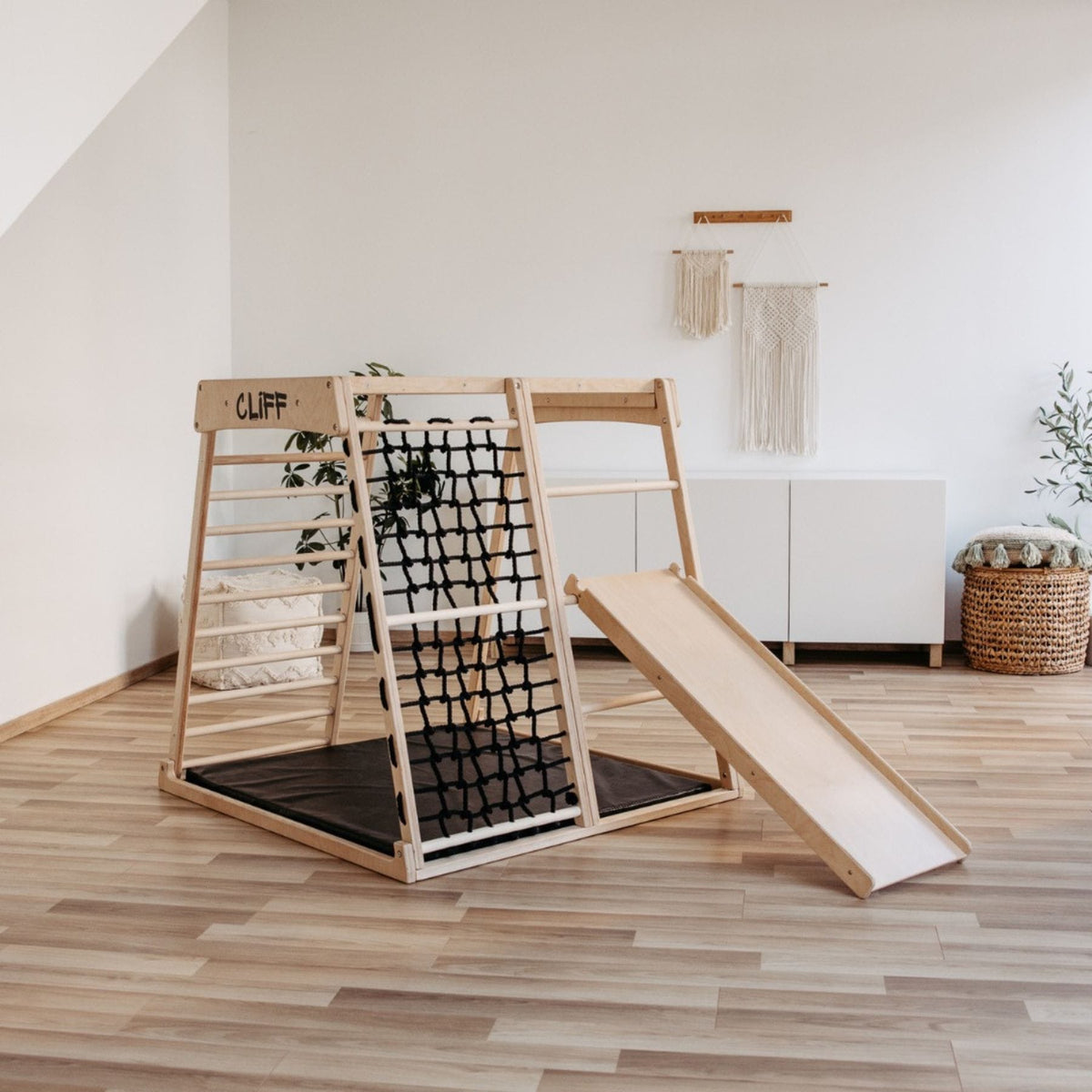 Klettergerüst CLIFF Pro Klettergerüst indoor aus Holz mit Matte, 5 Spielpositionen