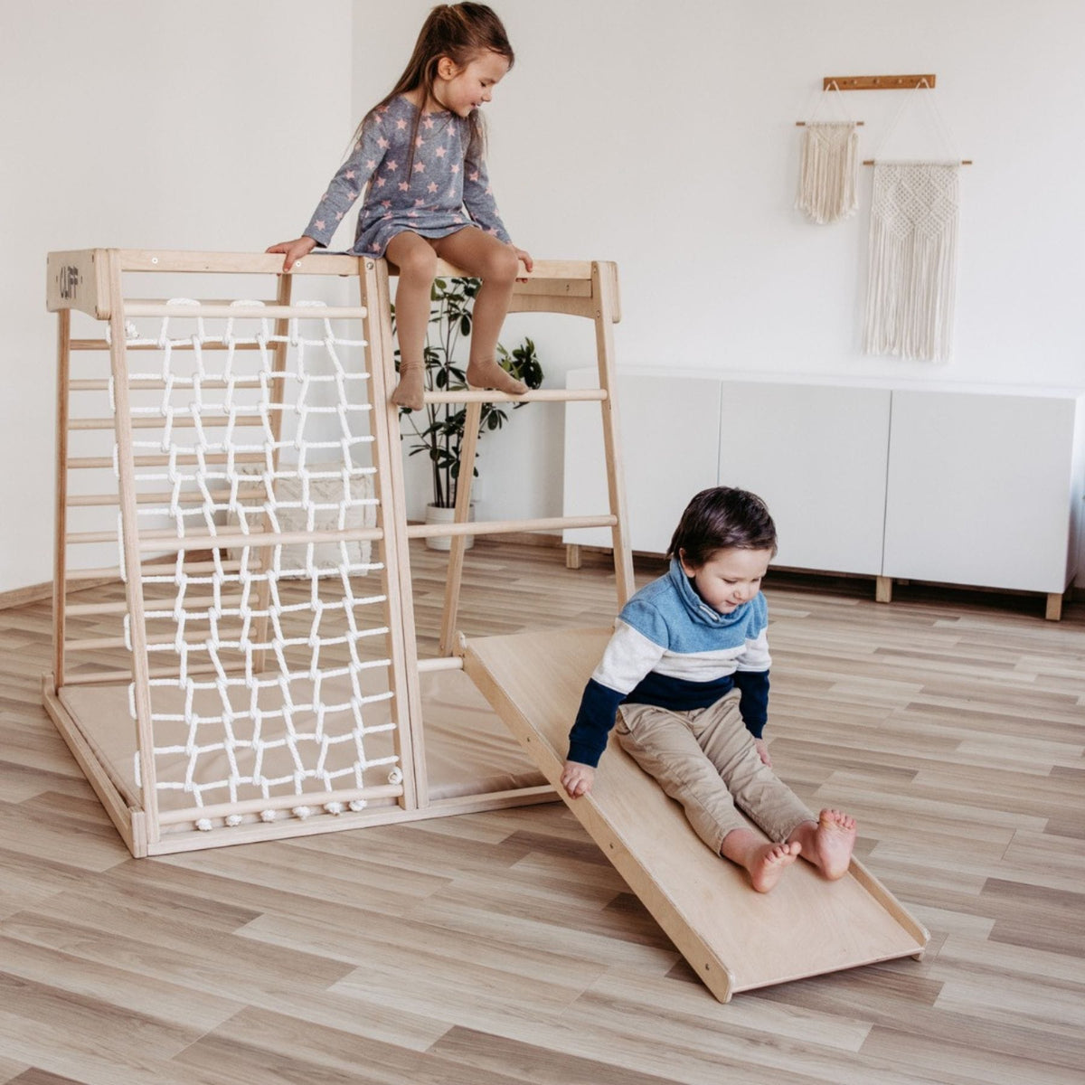 Klettergerüst CLIFF Pro Klettergerüst indoor aus Holz mit Matte, 5 Spielpositionen