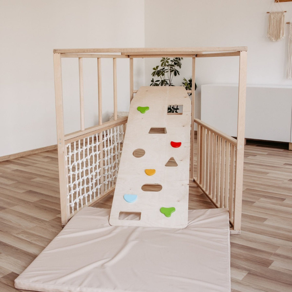 Klettergerüst CLIFF Pro Klettergerüst indoor aus Holz mit Matte, 5 Spielpositionen