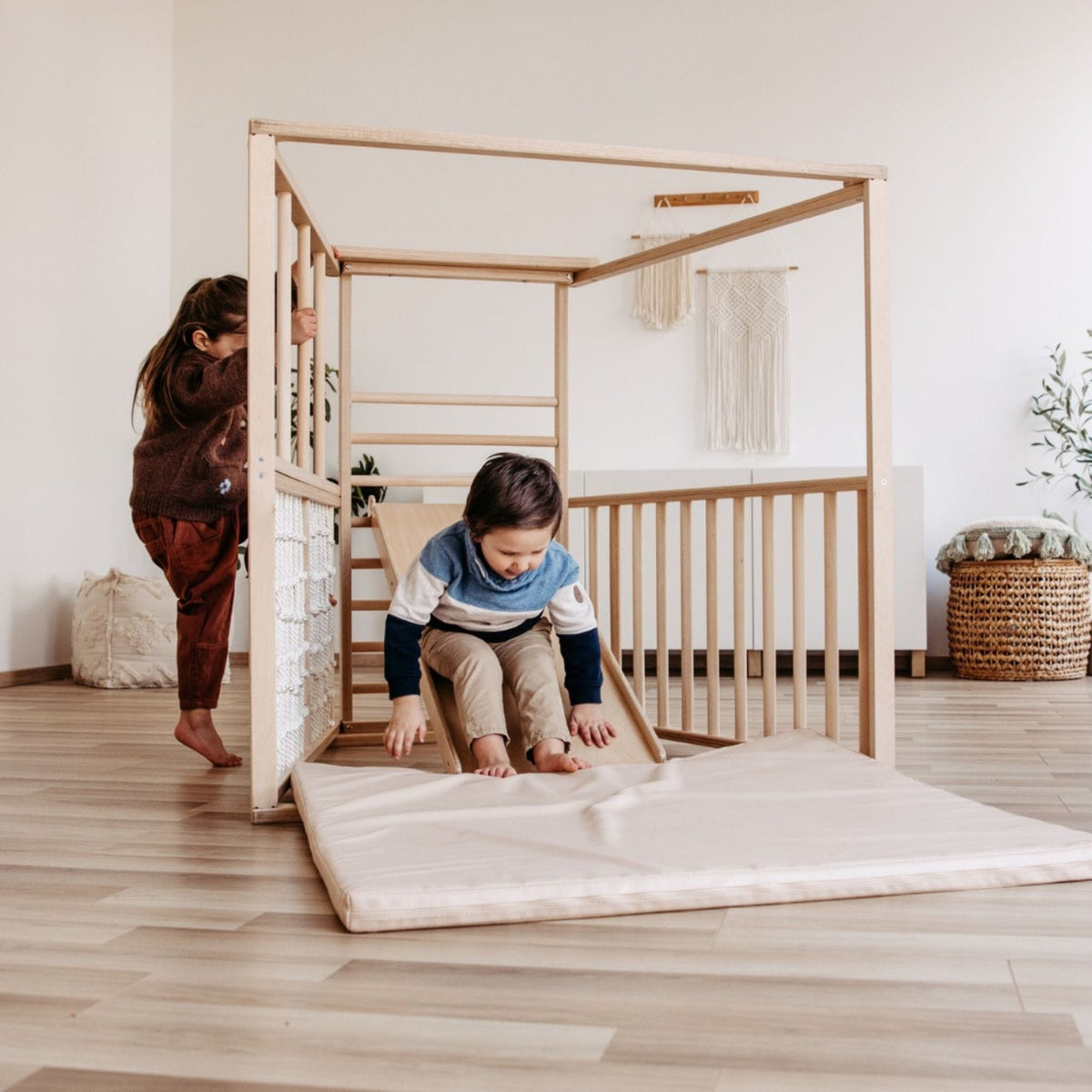 Klettergerüst CLIFF Pro Klettergerüst indoor aus Holz mit Matte, 5 Spielpositionen