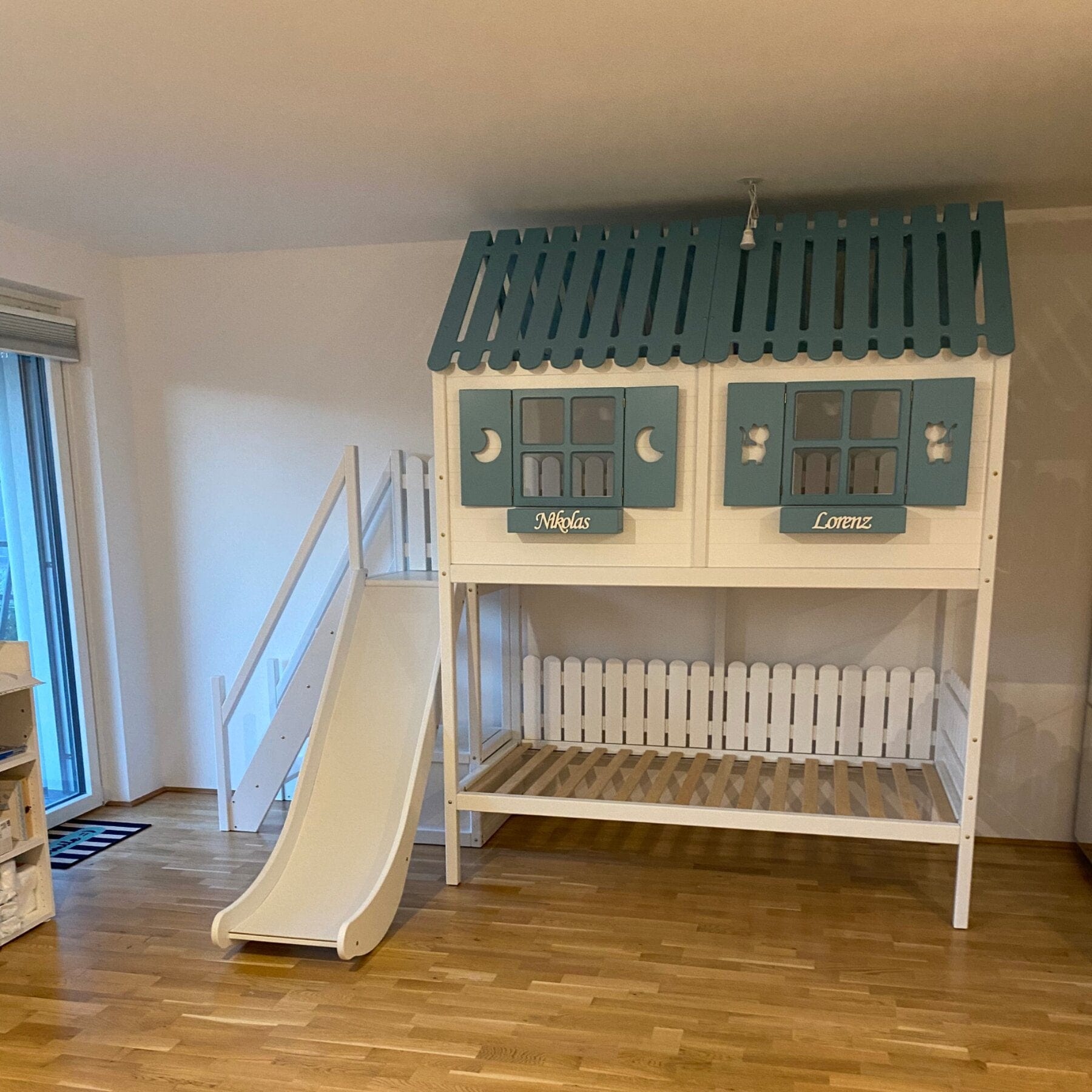 Kinderbett Hochbett Hausbett individuell persönlich gestalten - LeoBabys