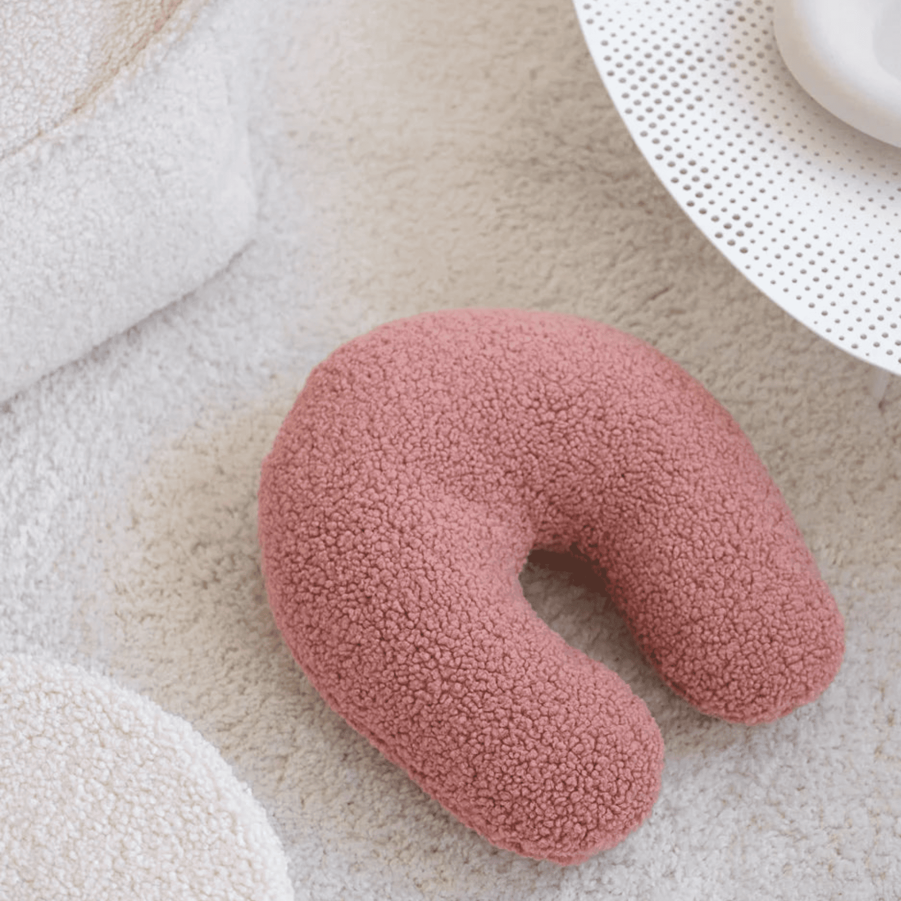 Kissen in U-Form aus Teddy Polster Kinderkissen I wigiwama - LeoBabys