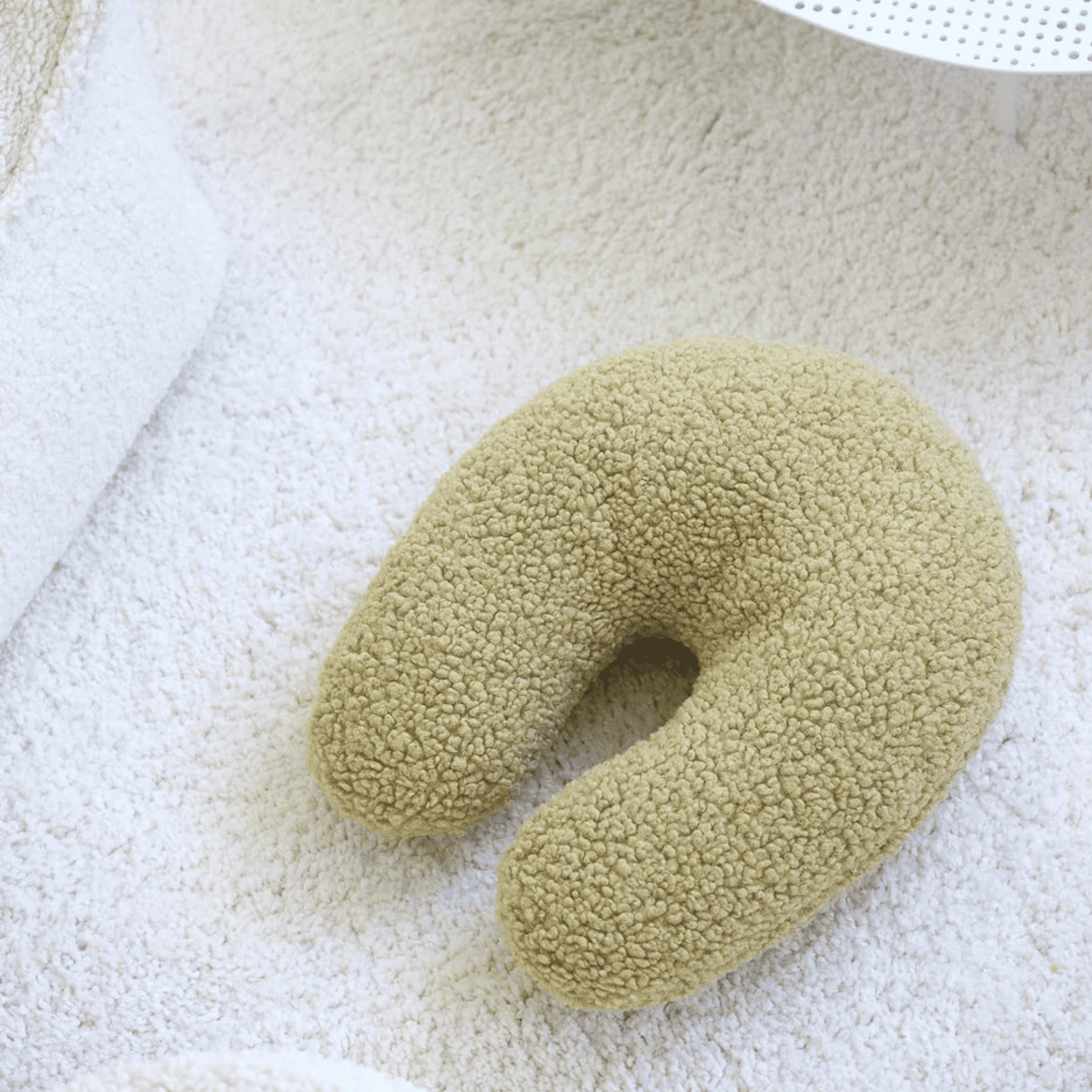 Kissen in U-Form aus Teddy Polster Kinderkissen I wigiwama - LeoBabys