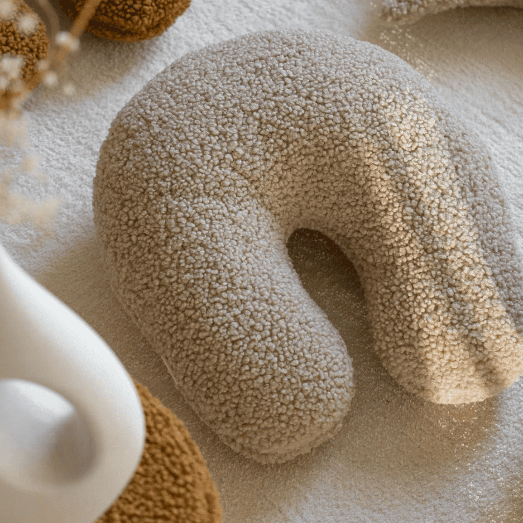 Kissen in U-Form aus Teddy Polster Kinderkissen I wigiwama - LeoBabys