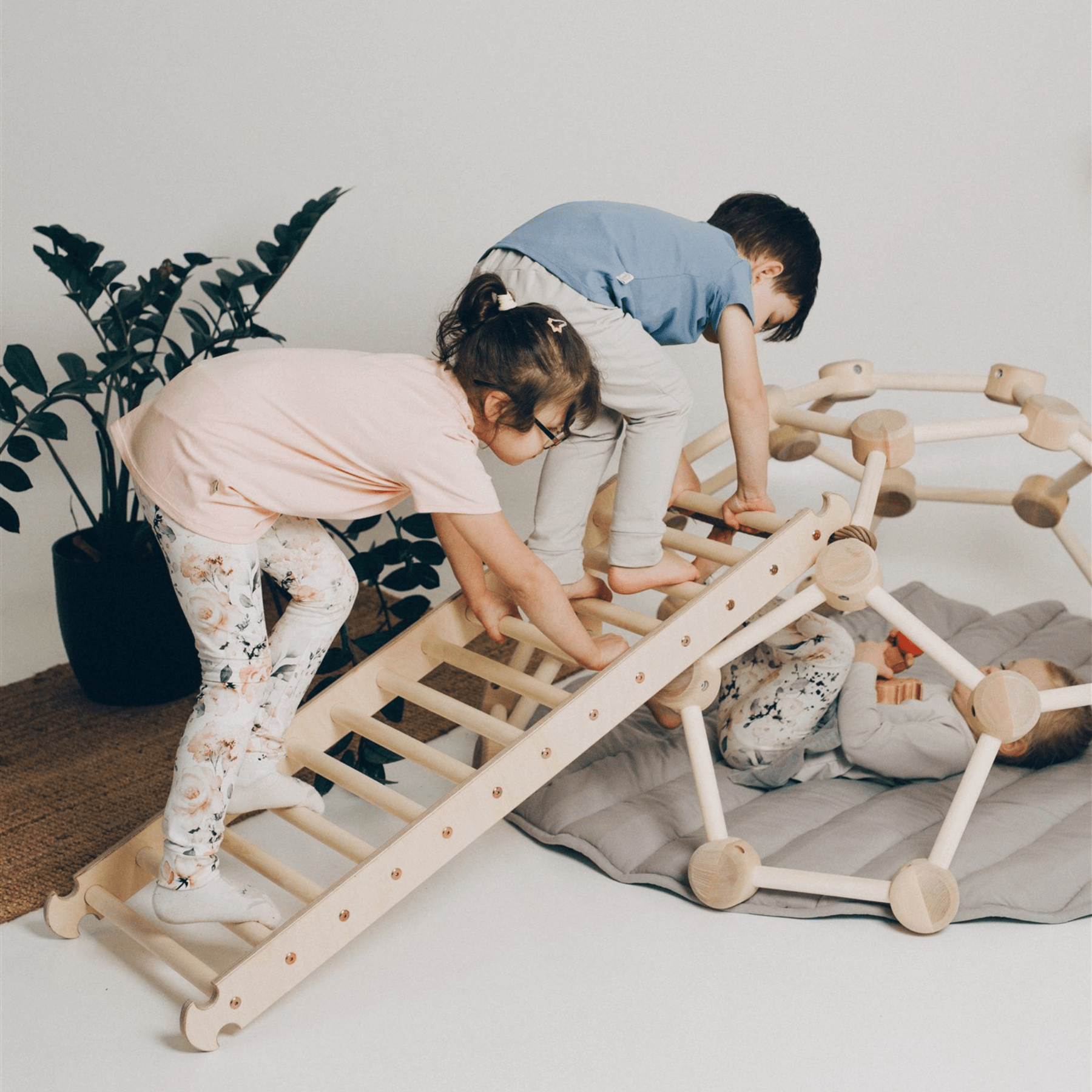 Kletterkuppel_Kletterdome_Holz_Waben-Kletterkuppel_LeoBabys - LeoBabys