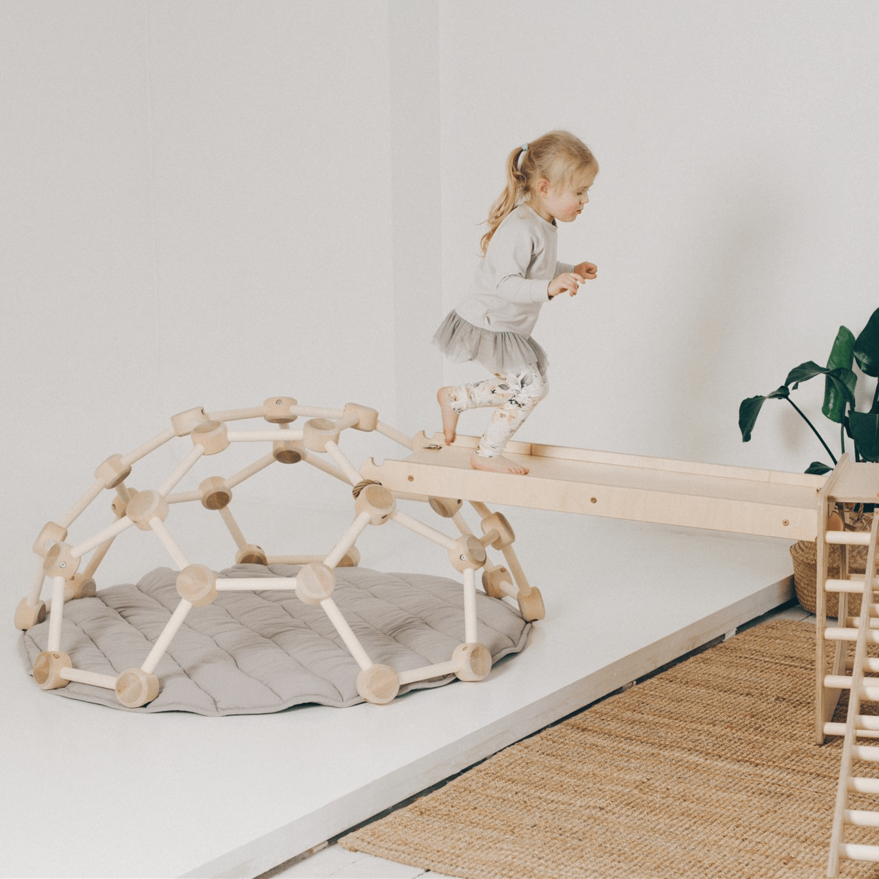 Kletterkuppel_Kletterdome_Holz_Waben-Kletterkuppel_LeoBabys - LeoBabys