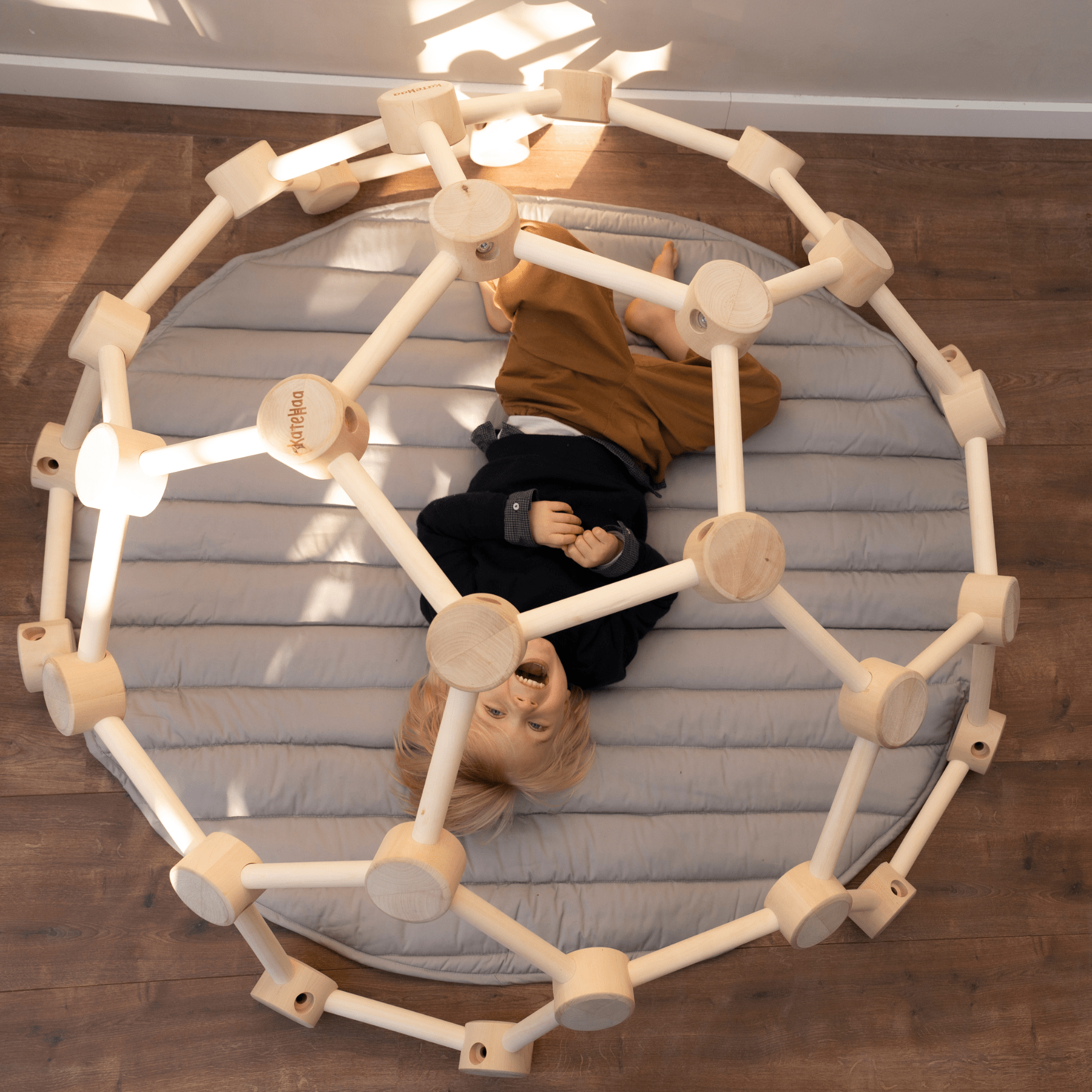 Kletterkuppel_Kletterdome_Holz_Waben-Kletterkuppel_LeoBabys - LeoBabys