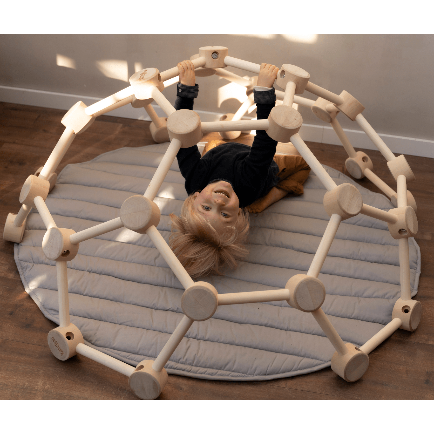 Kletterkuppel_Kletterdome_Holz_Waben-Kletterkuppel_LeoBabys - LeoBabys
