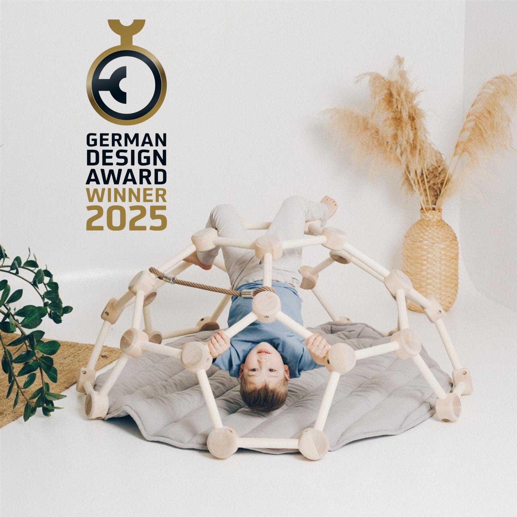 Kletterkuppel_Kletterdome_Holz_Waben-Kletterkuppel_LeoBabys - LeoBabys