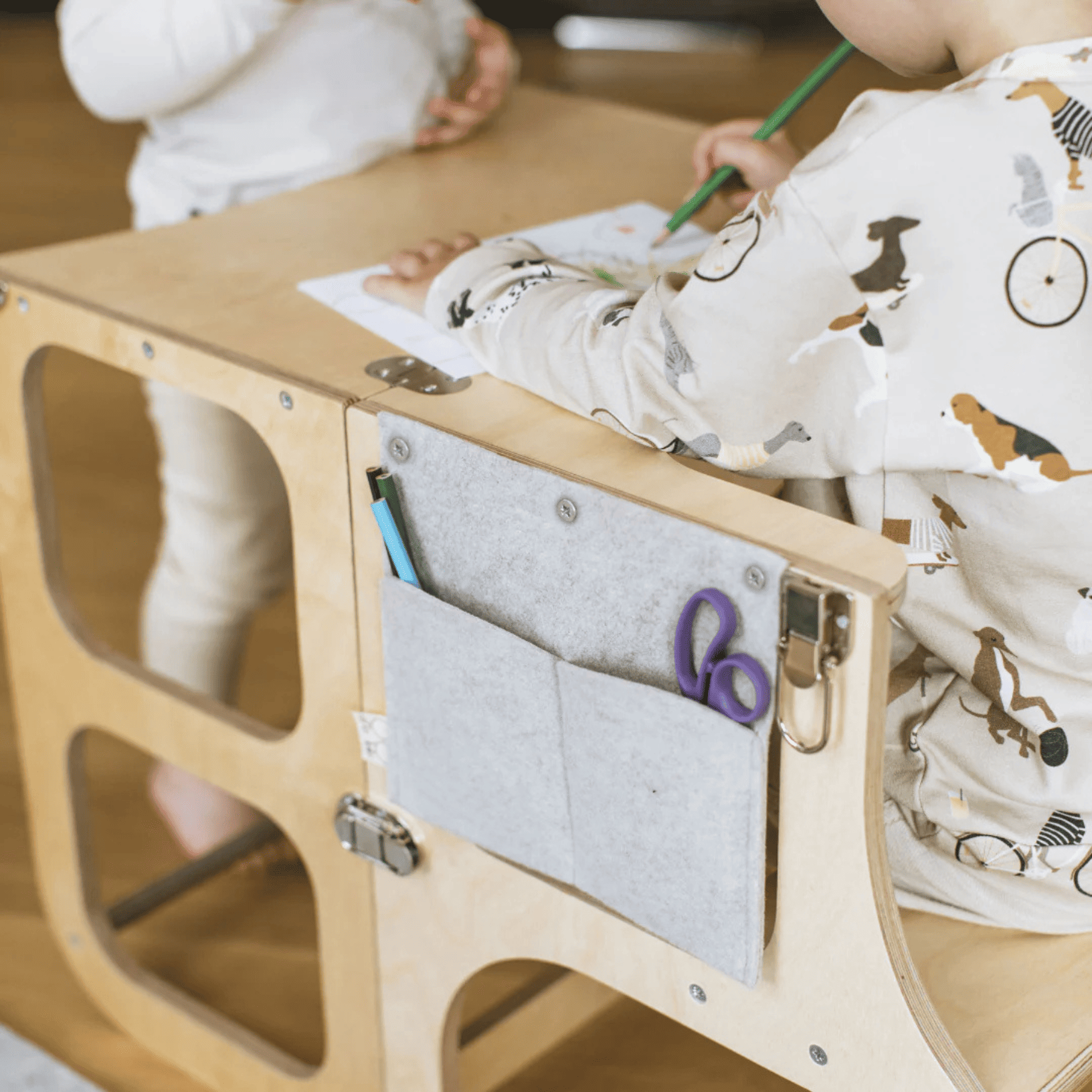 Wandelbare Montessori Lernturm und Tisch 2in1 - LeoBabys