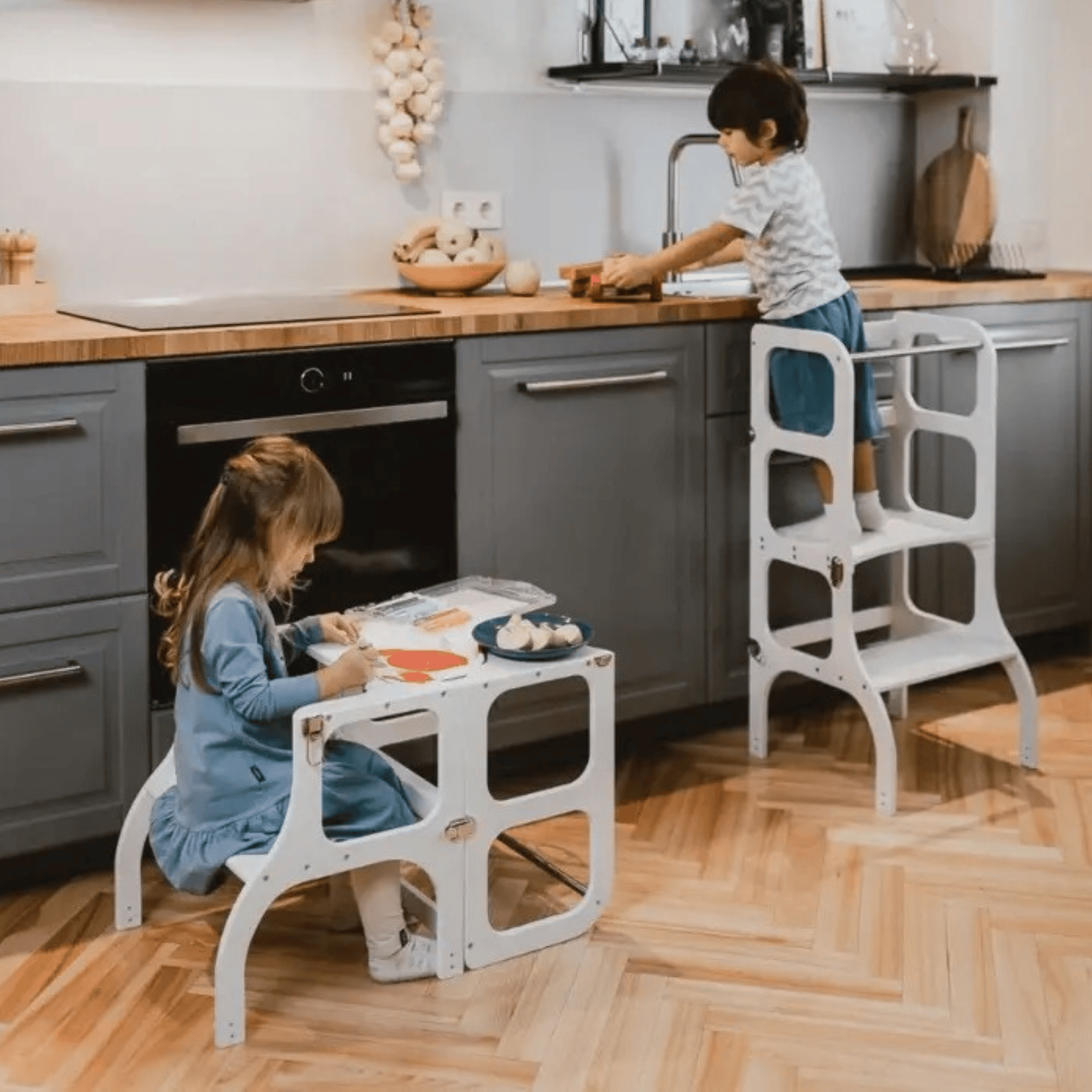 STEP’n’SIT Wandelbare Montessori Lernturm und Tisch 2in1 - LeoBabys