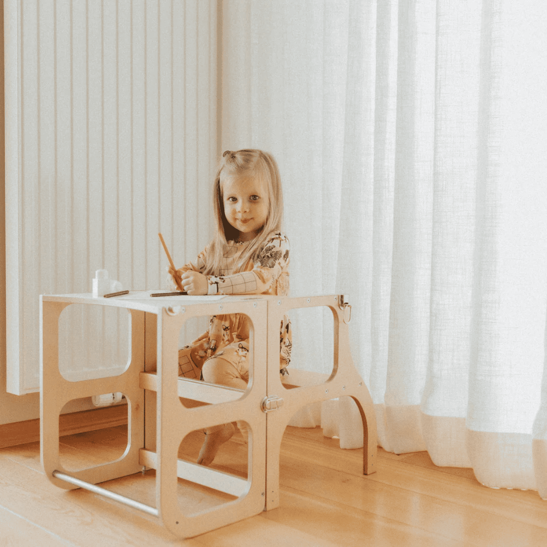 Wandelbare Montessori Lernturm und Tisch 2in1 - LeoBabys