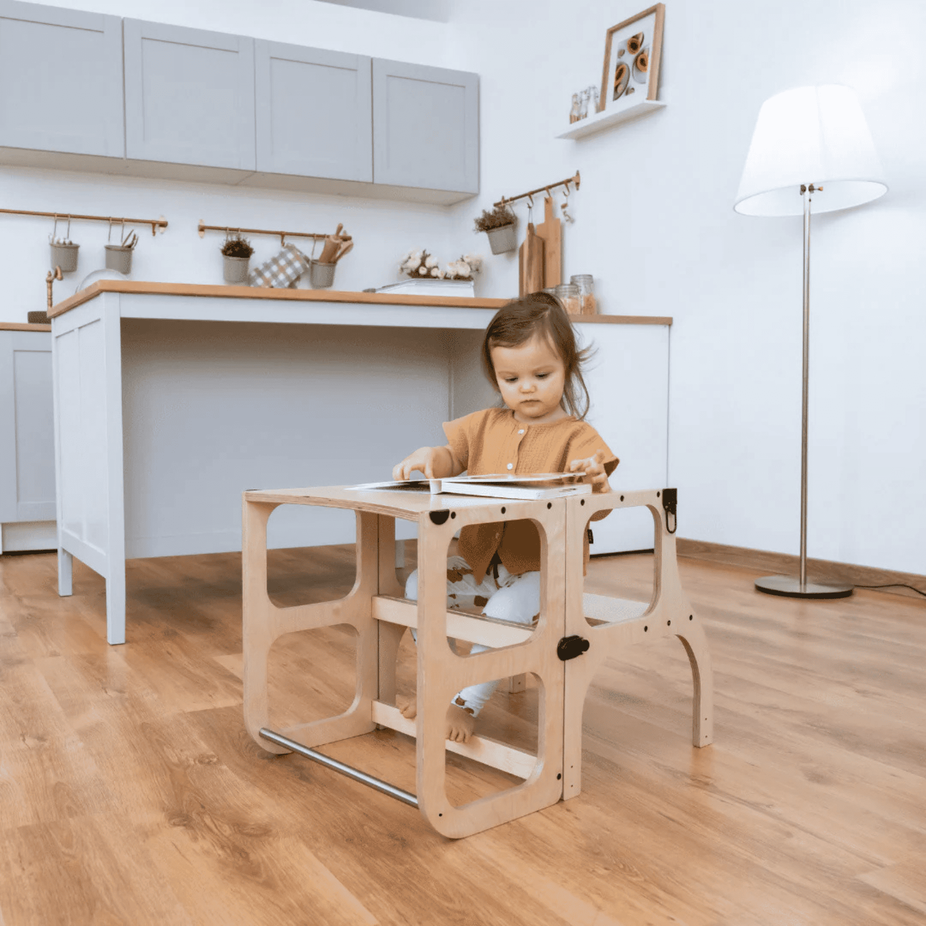 Wandelbare Montessori Lernturm und Tisch 2in1 - LeoBabys