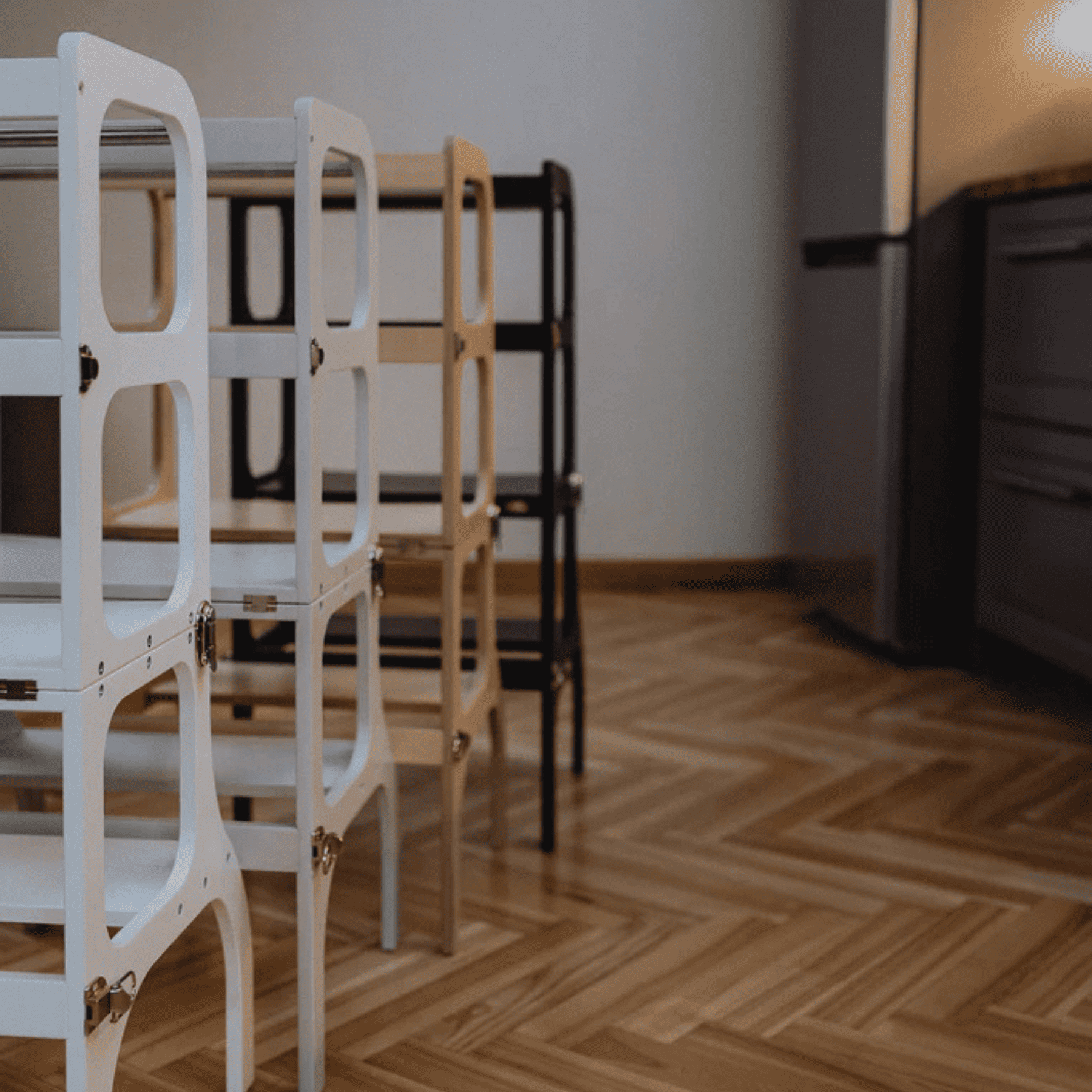 Wandelbare Montessori Lernturm und Tisch 2in1 - LeoBabys