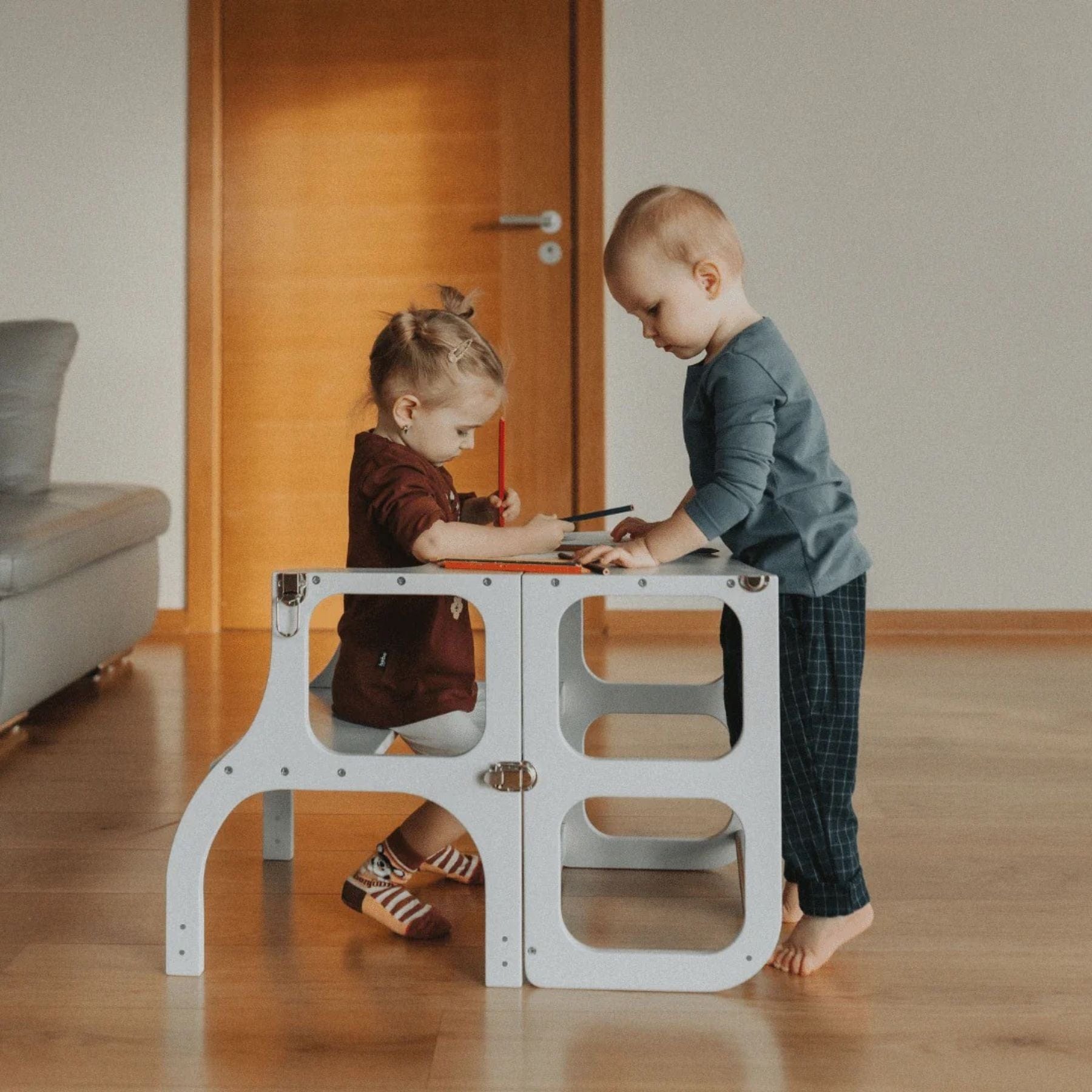 Wandelbare Montessori Lernturm und Tisch 2in1 - LeoBabys