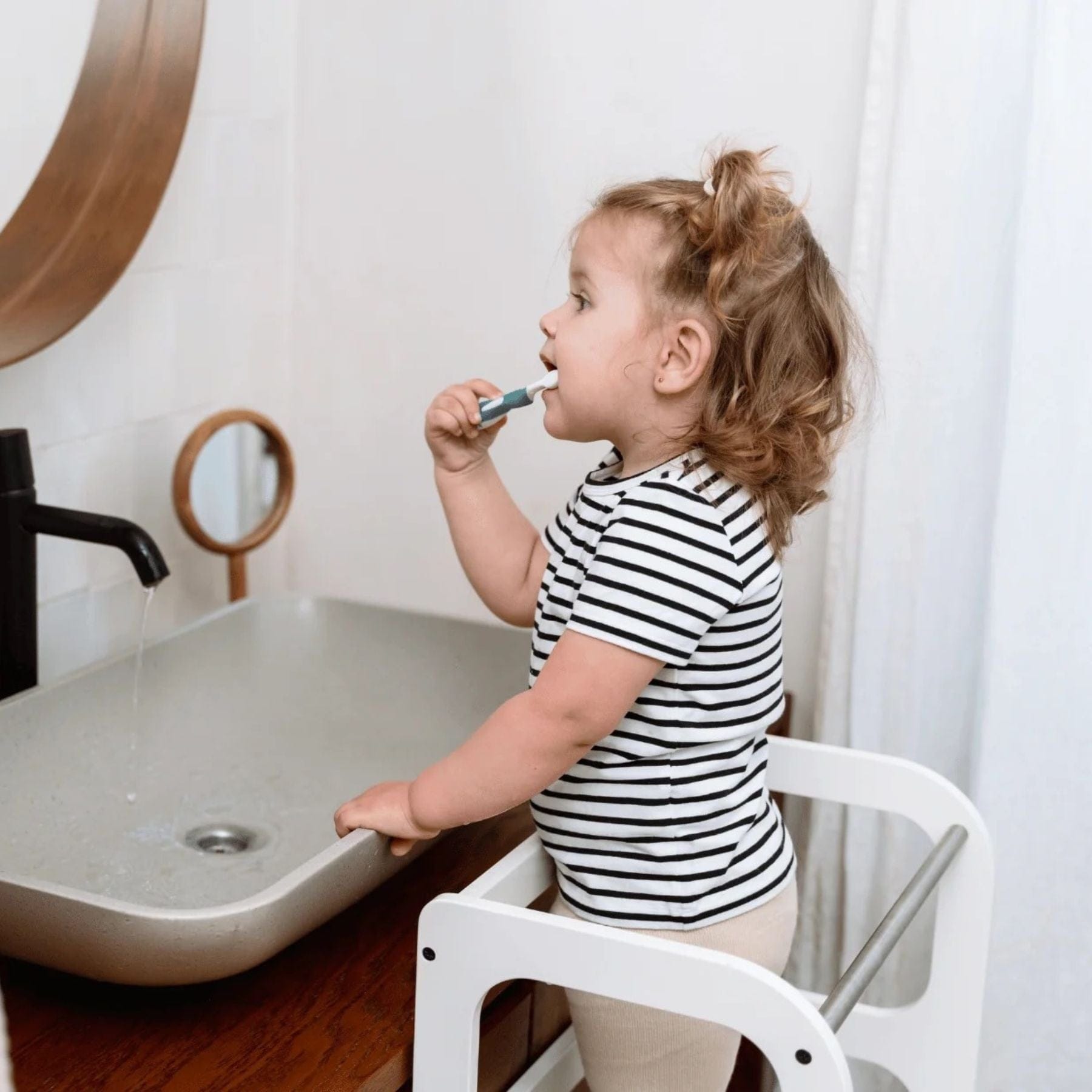 Wandelbare Montessori Lernturm und Tisch 2in1 - LeoBabys