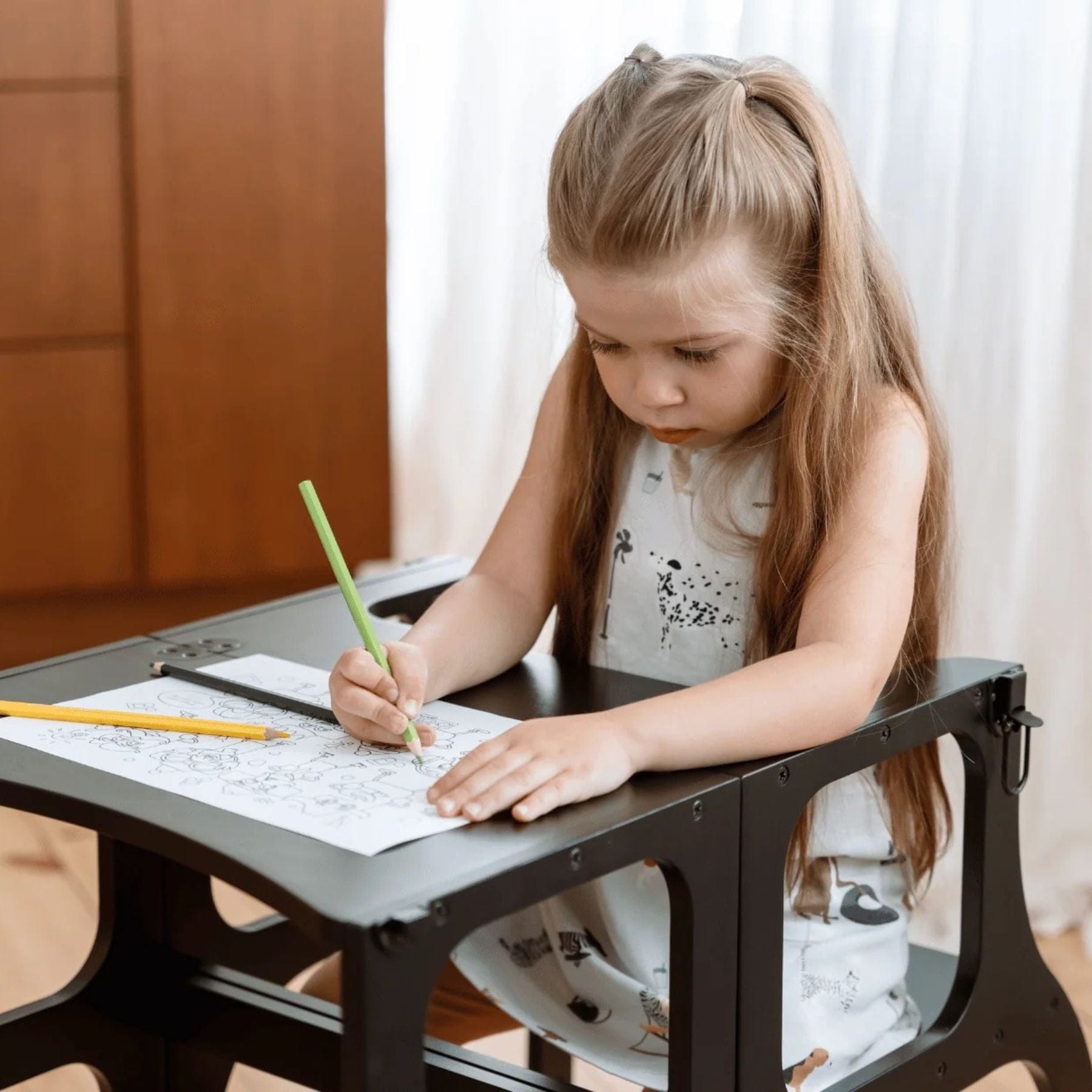 Wandelbare Montessori Lernturm und Tisch 2in1 - LeoBabys