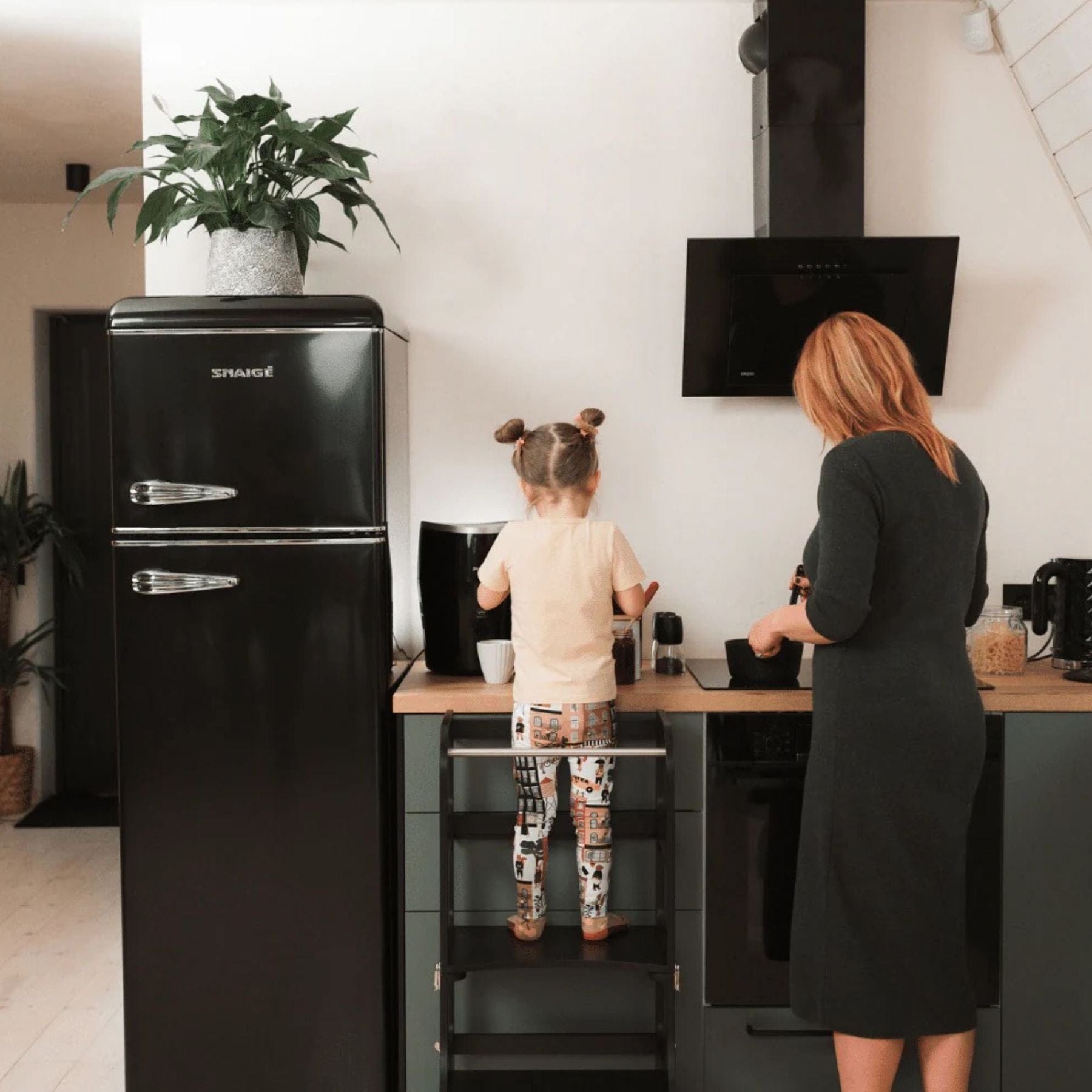 Wandelbare Montessori Lernturm und Tisch 2in1 - LeoBabys