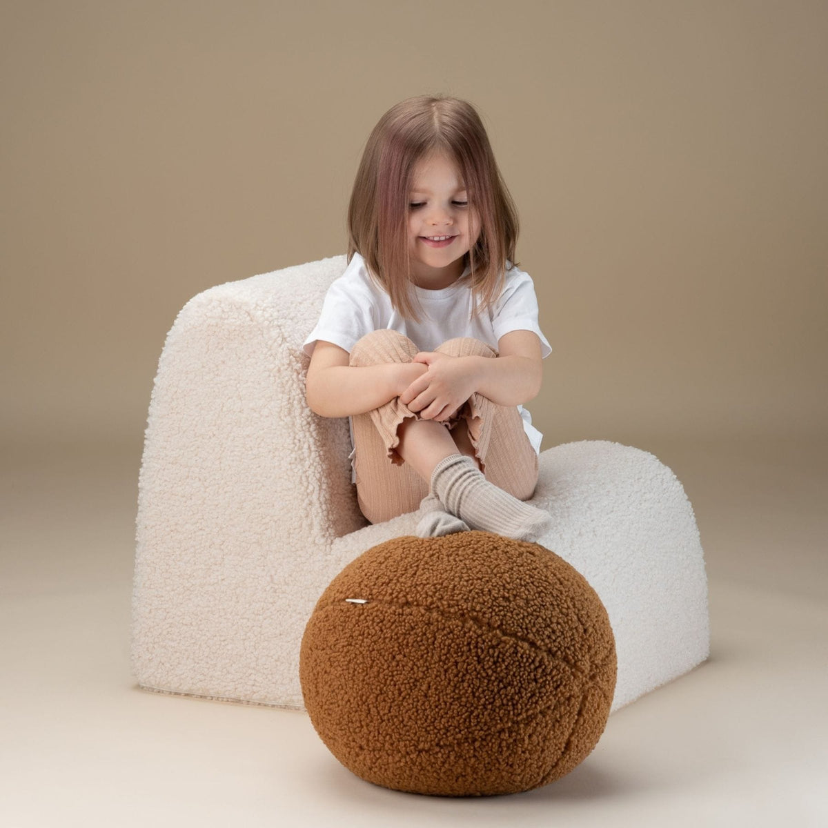 Polstermöbel wigiwama Cloud Chair aus Teddystoff, Kindersessel aus Schaumstoff