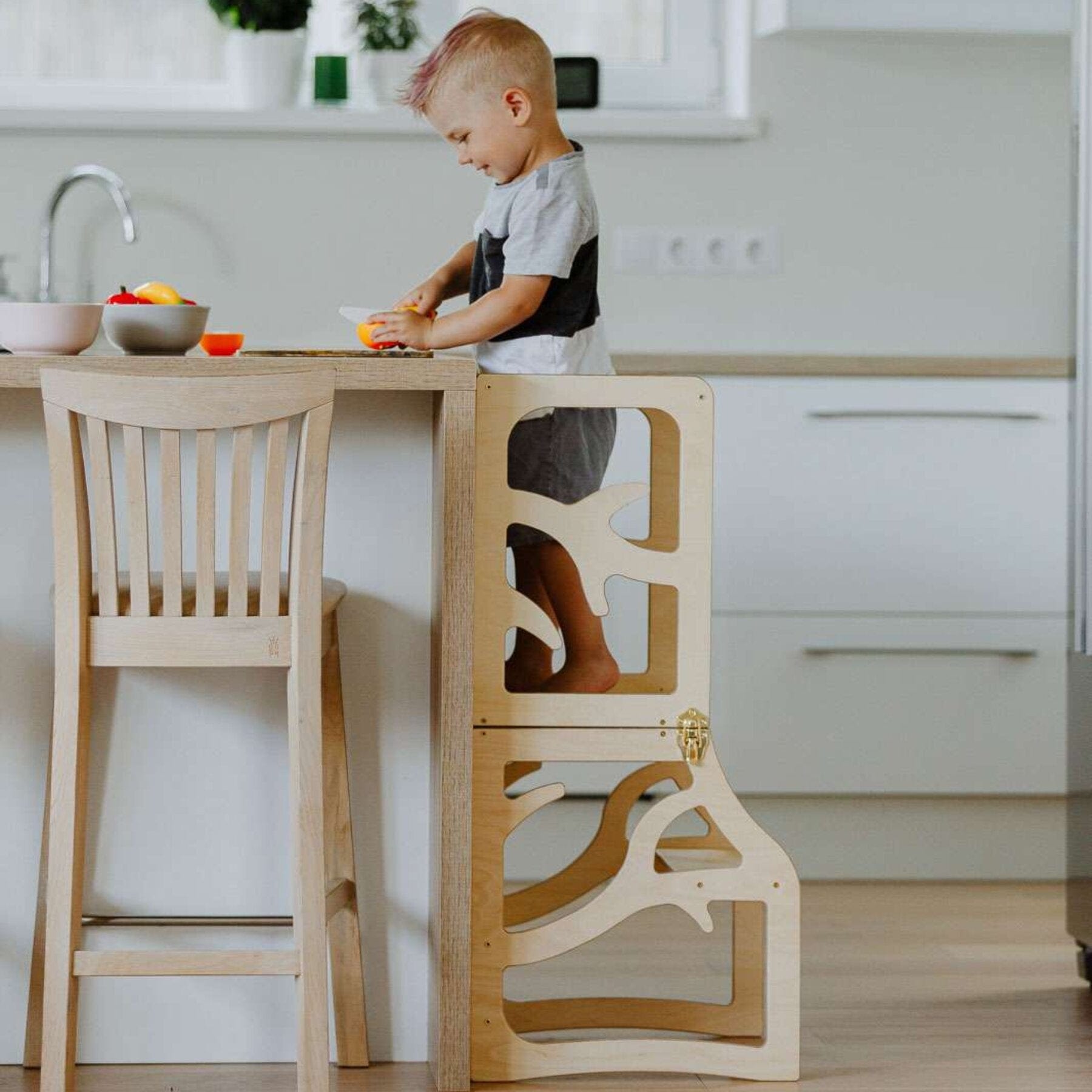2in1 wandelbarer Montessori Lernturm & Schreibtisch - Tree Design - LeoBabys