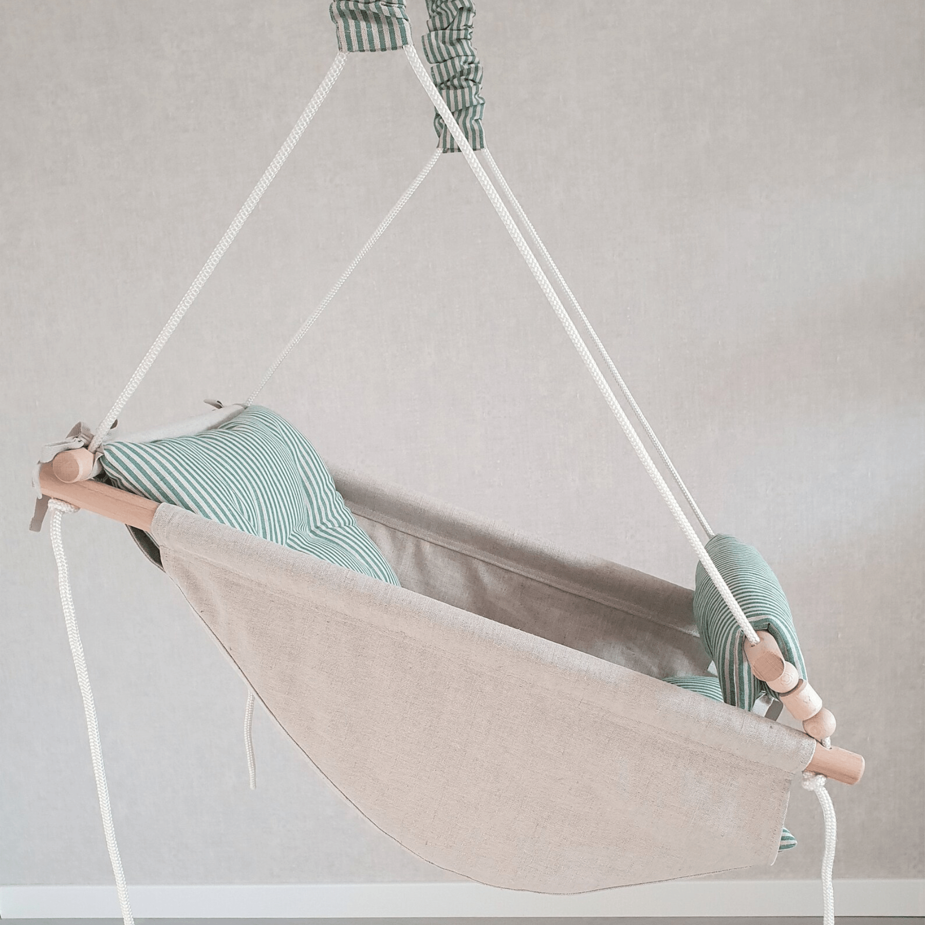 Babyschaukel Babyliegeschaukel Leinenstoff Grün gestreift - LeoBabys