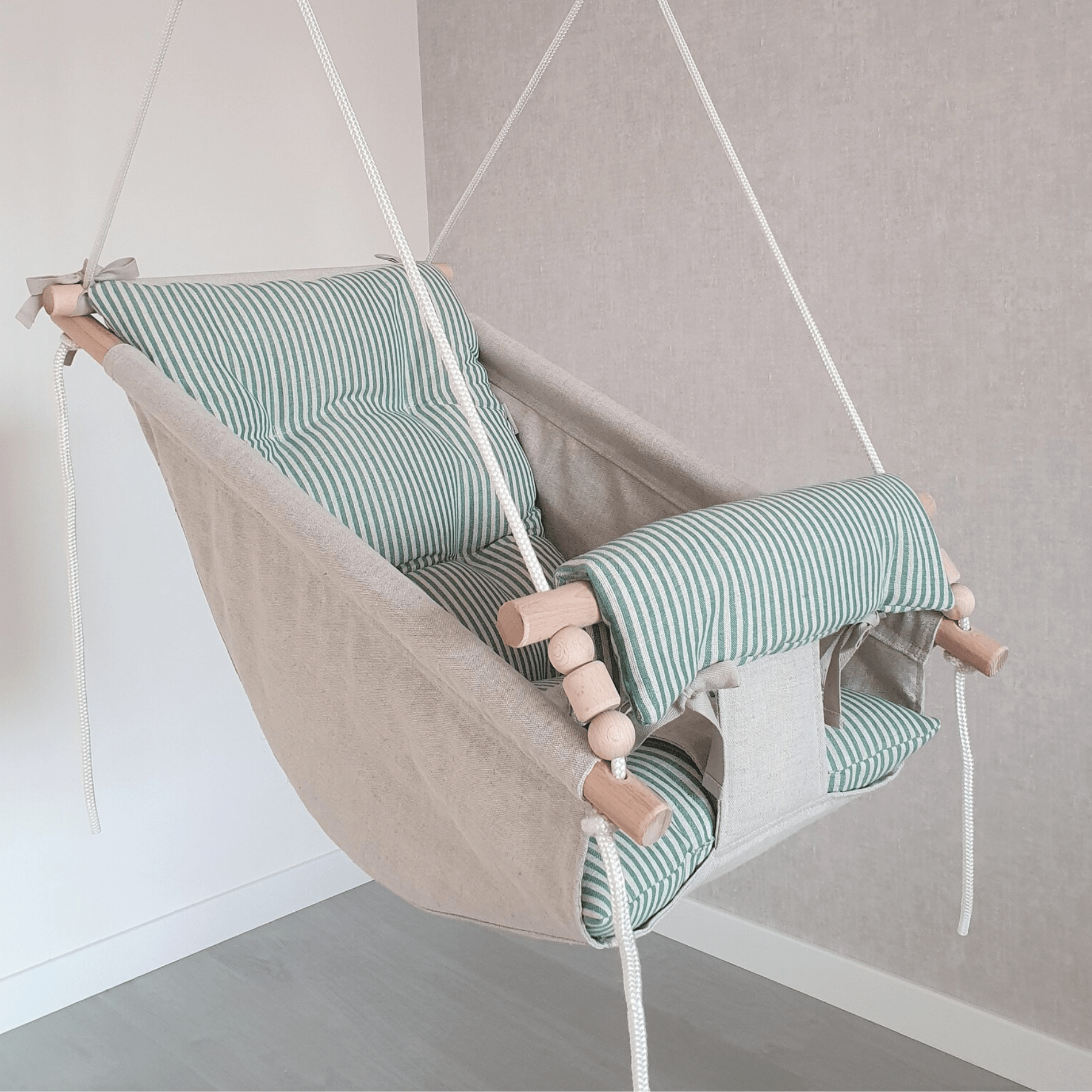 Babyschaukel Babyliegeschaukel Leinenstoff Grün gestreift - LeoBabys