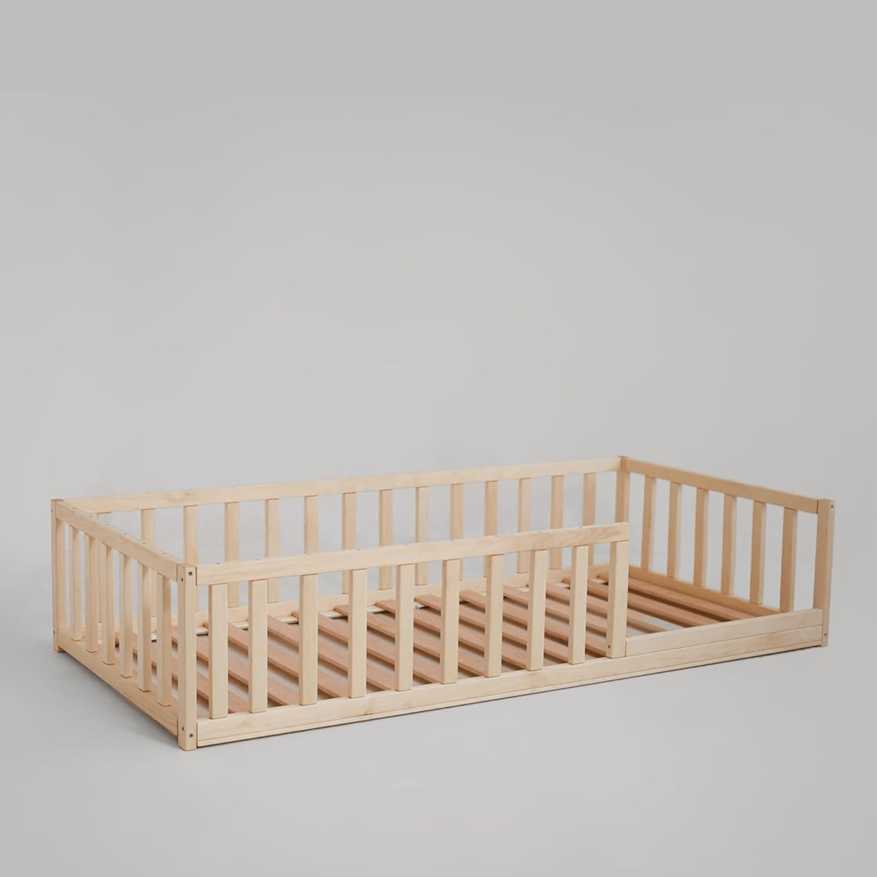 Bodenbett Kinderbett Babybett Gitterbett - Kleinkindgeländer flach - LeoBabys