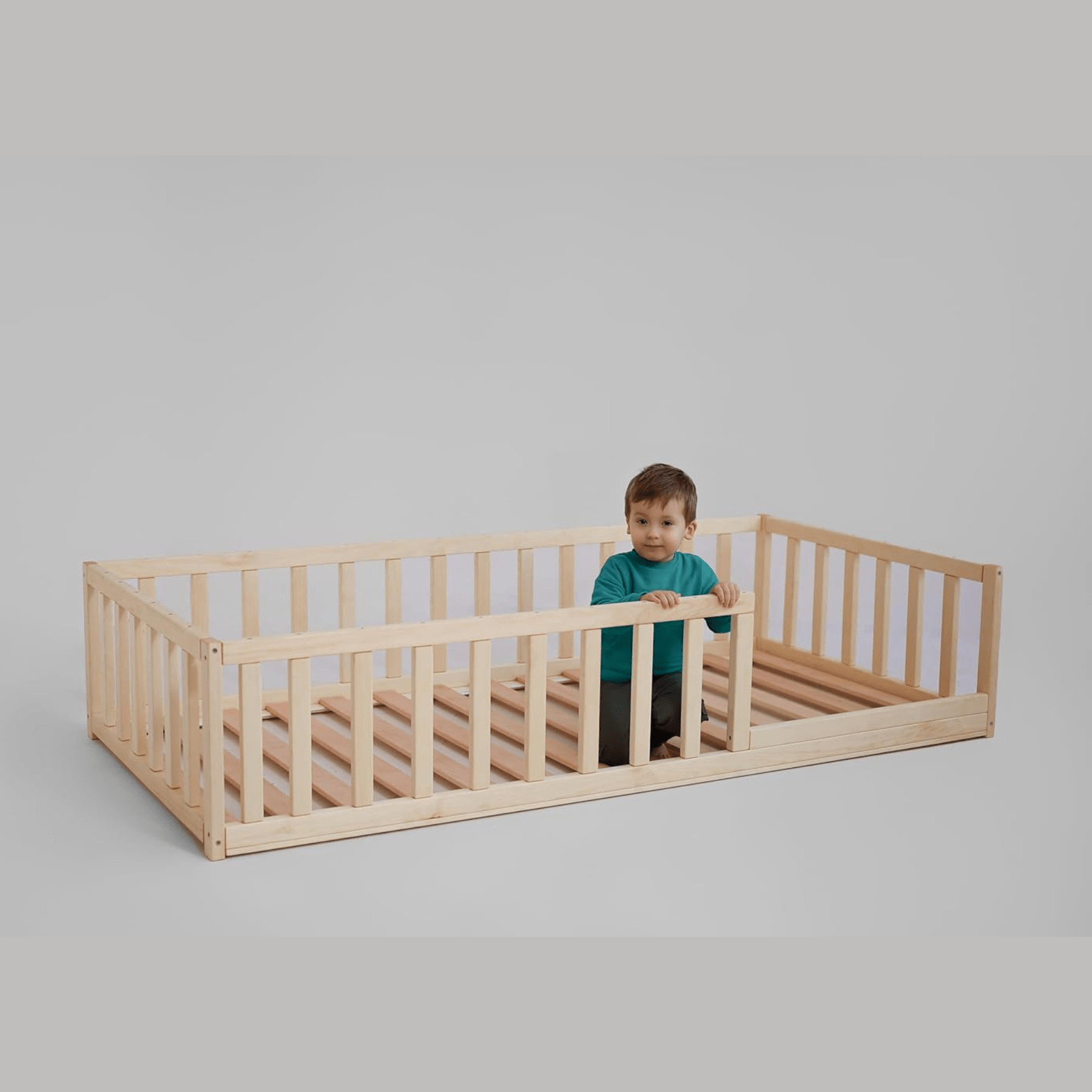 Bodenbett Kinderbett Babybett Gitterbett - Kleinkindgeländer flach - LeoBabys