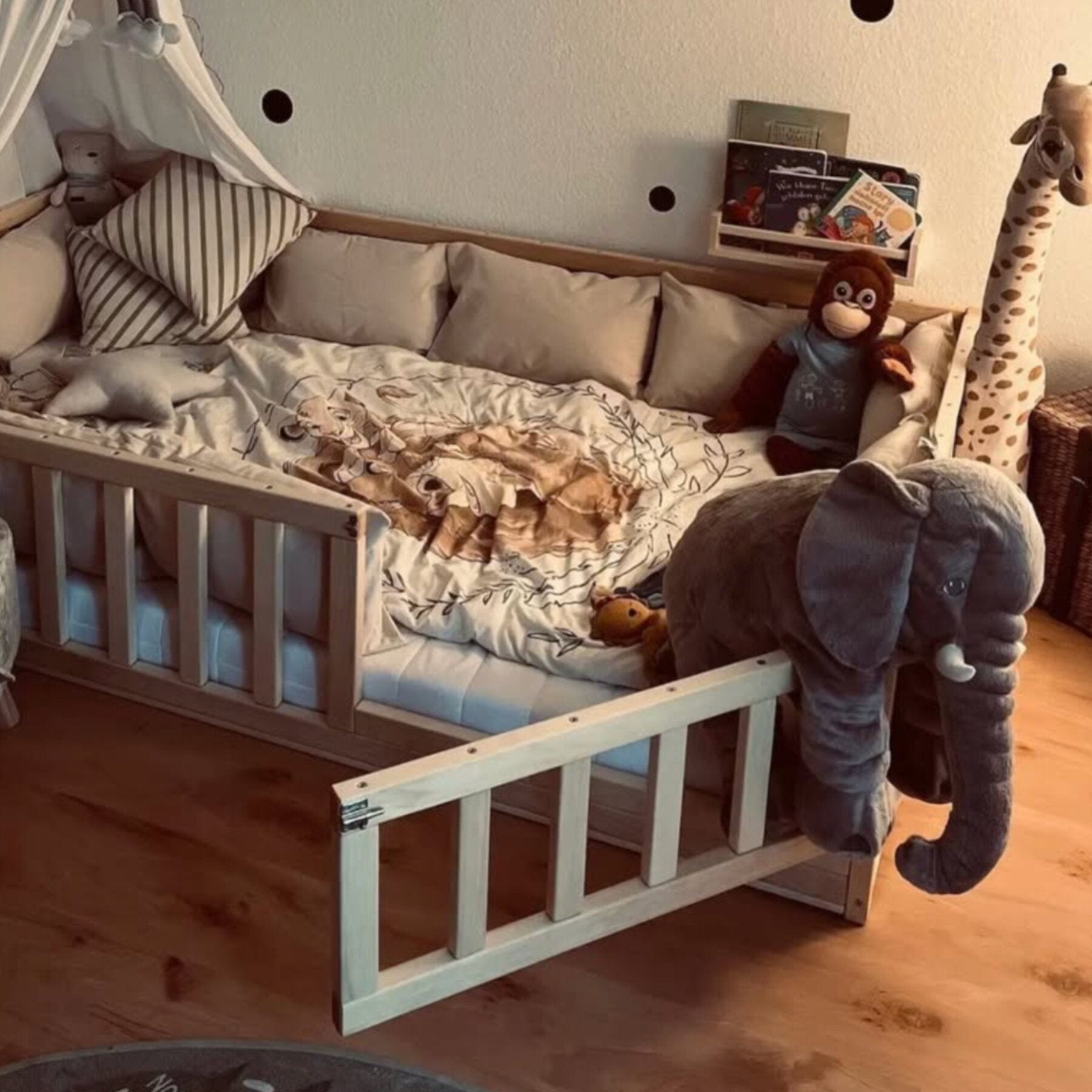 Bodenbett Kinderbett Babybett Gitterbett mit Tür - Geländer flach - LeoBabys