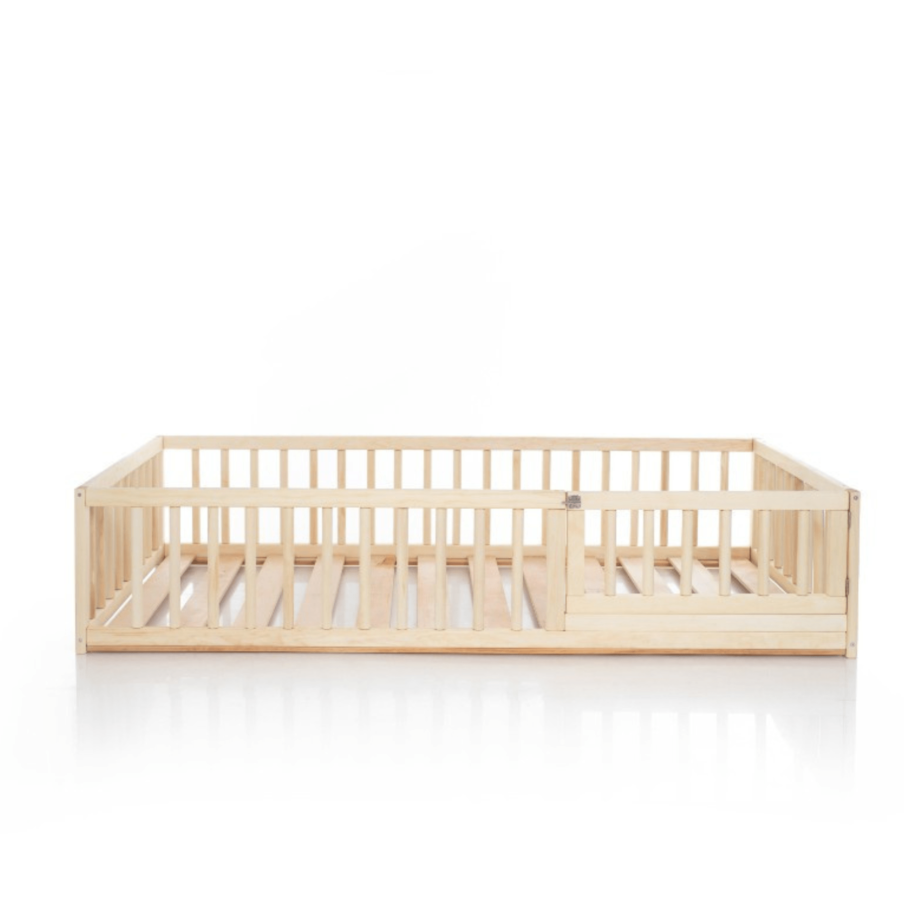 Bodenbett Kinderbett Babybett Gitterbett mit Tür - Geländer rund - LeoBabys
