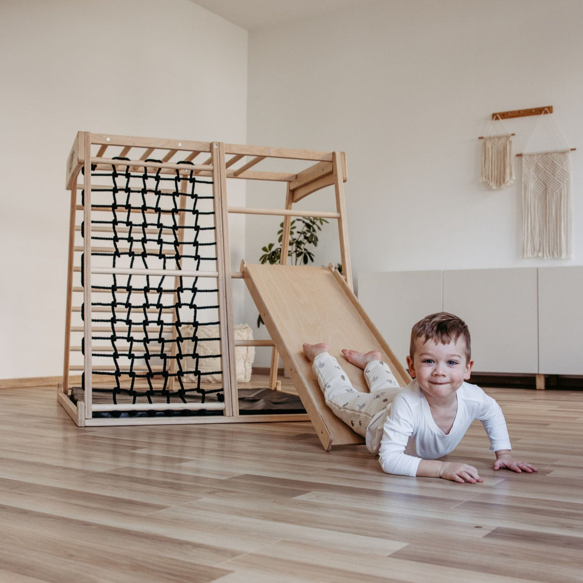 Klettergerüst CLIFF Pro Klettergerüst indoor aus Holz mit Matte, 5 Spielpositionen