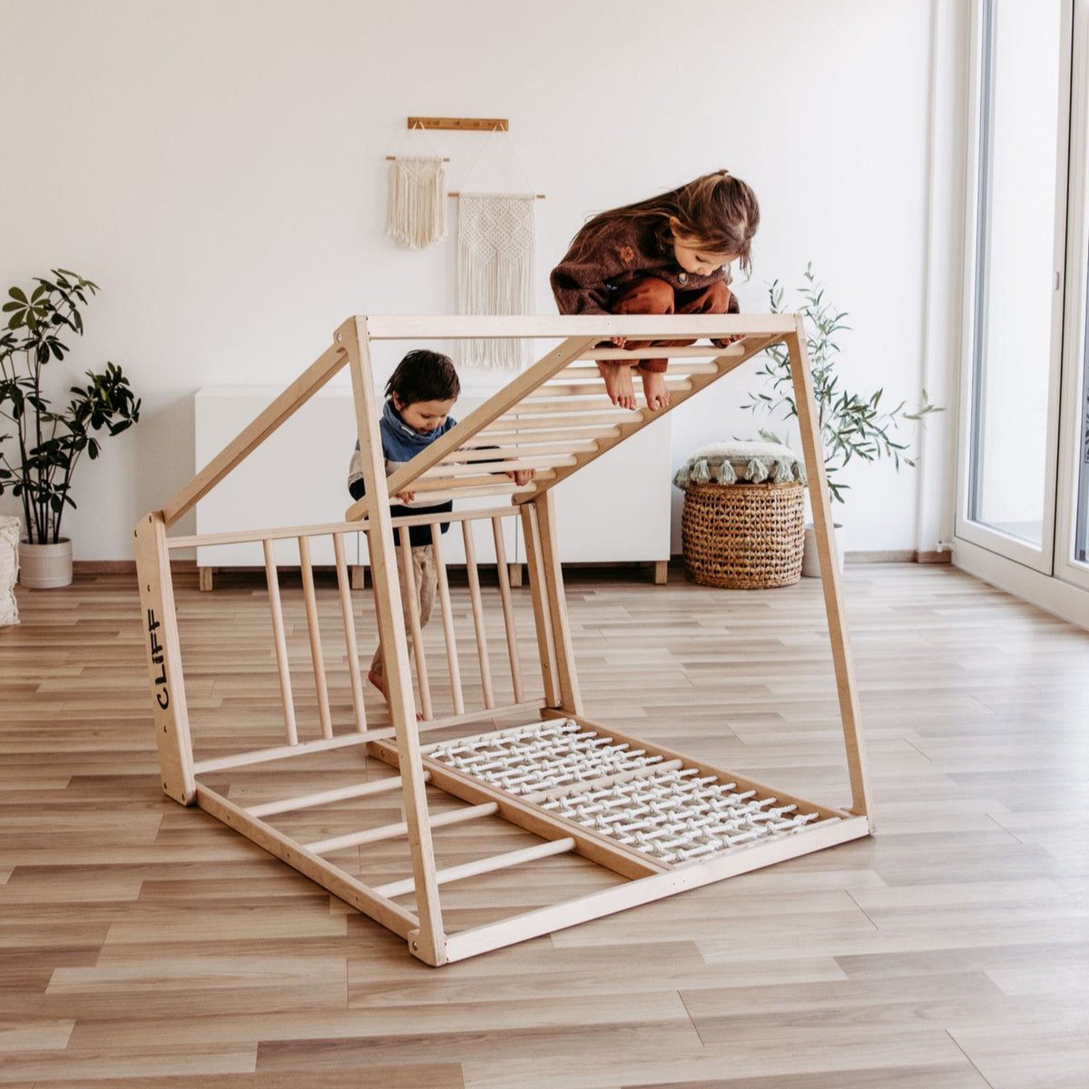 Klettergerüst CLIFF Pro Klettergerüst indoor aus Holz mit Matte, 5 Spielpositionen