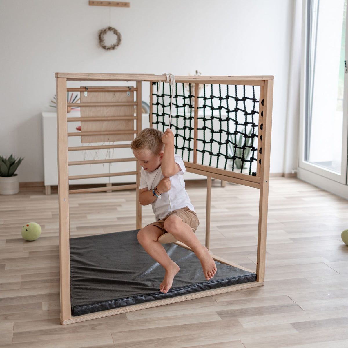 CLIFF Scheibenschaukel aus Holz, Tellerschaukel für drinnen - LeoBabys