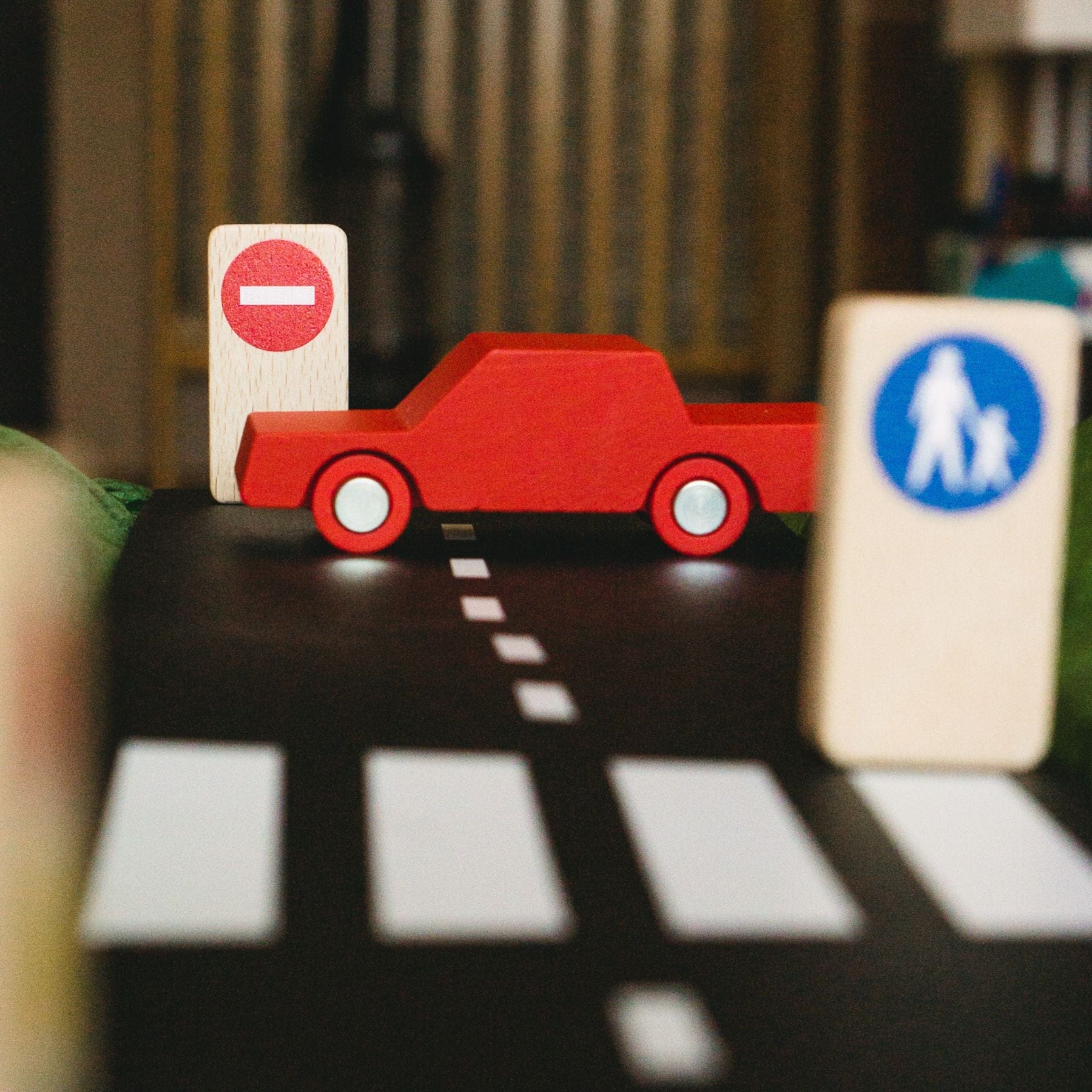 Holz- Verkehrsschilder für Spielstrassen Traffic Signs | waytoplay - LeoBabys