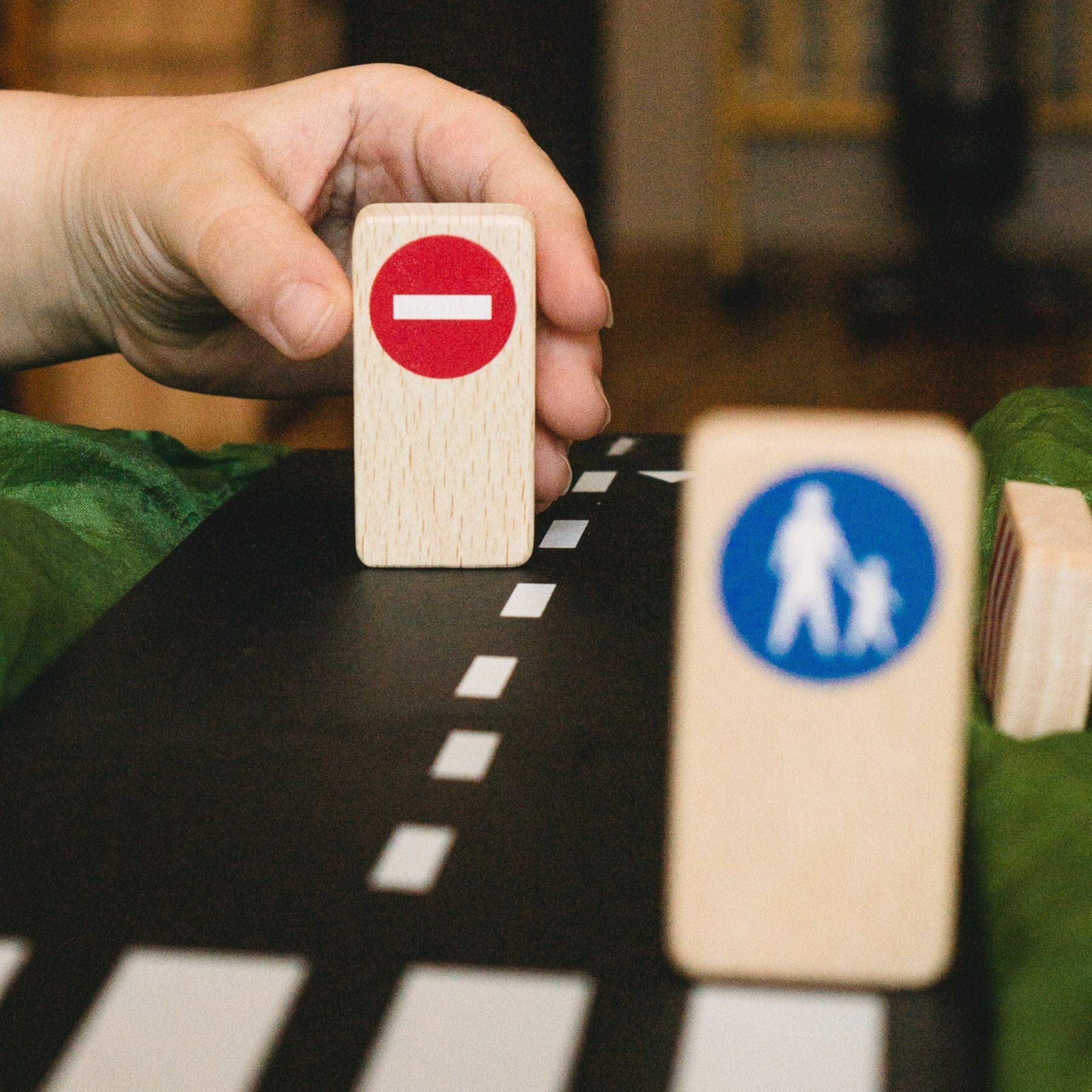 Holz- Verkehrsschilder für Spielstrassen Traffic Signs | waytoplay - LeoBabys