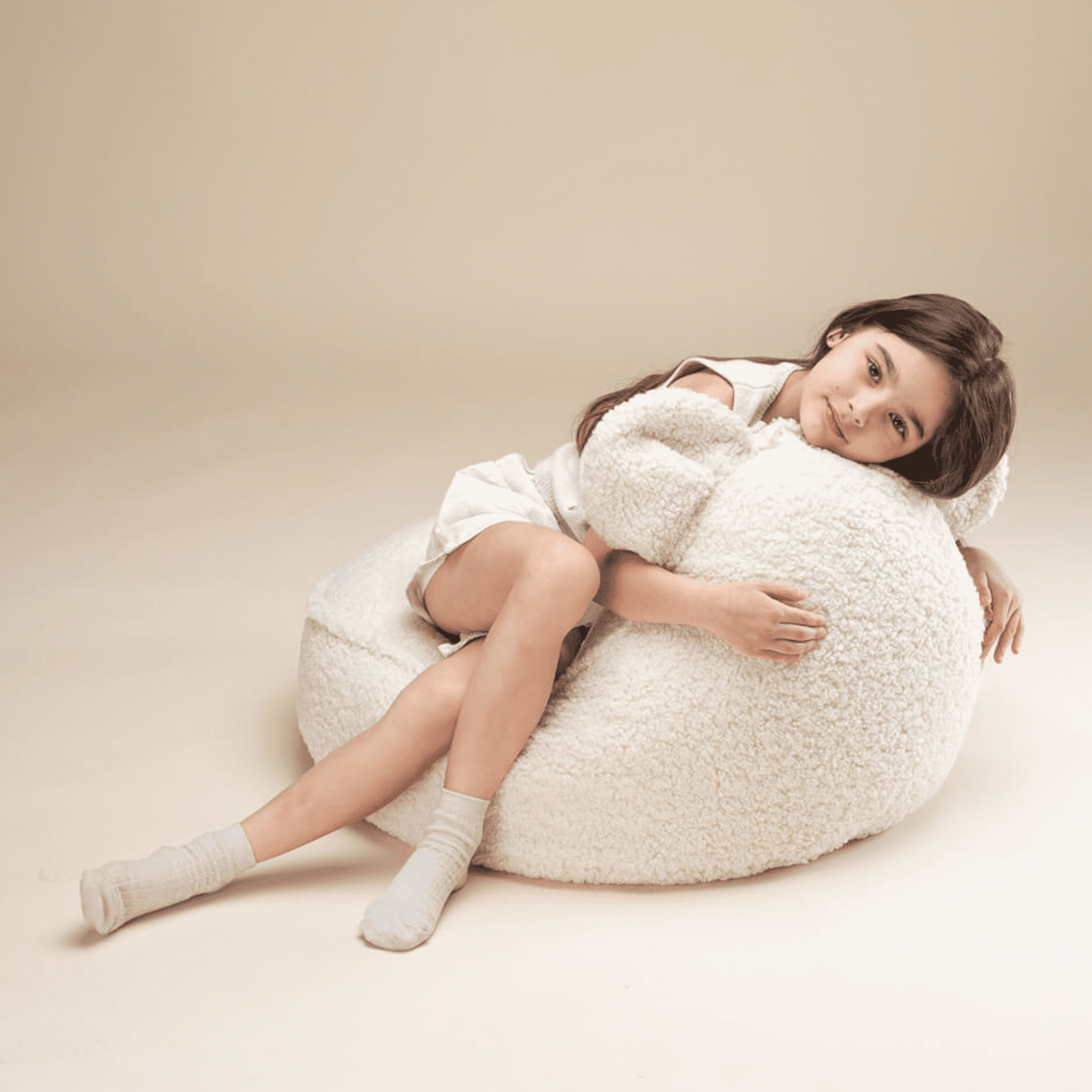 Enfant serrant un ours en peluche dans ses bras