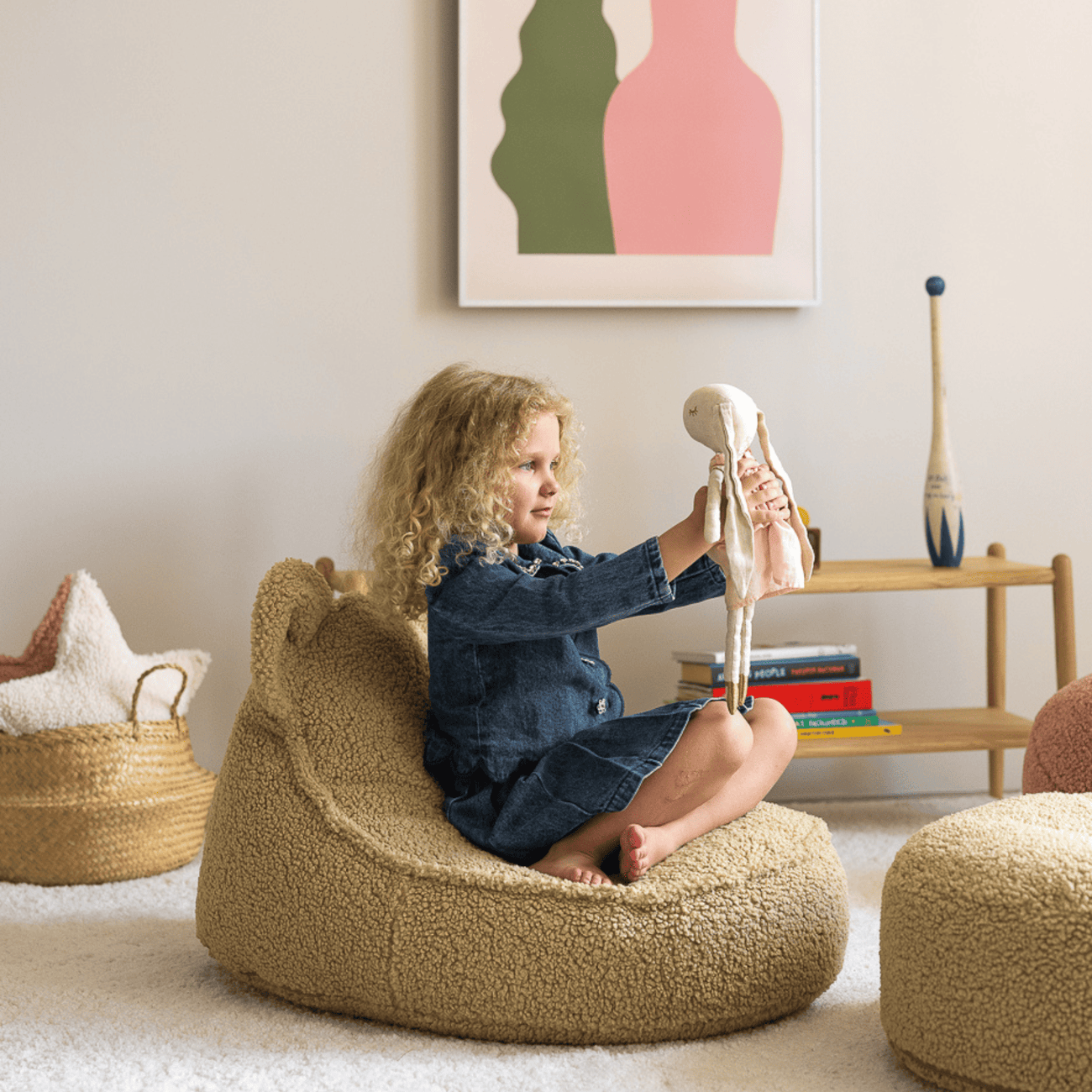 Pouf dans la chambre avec un enfant qui joue