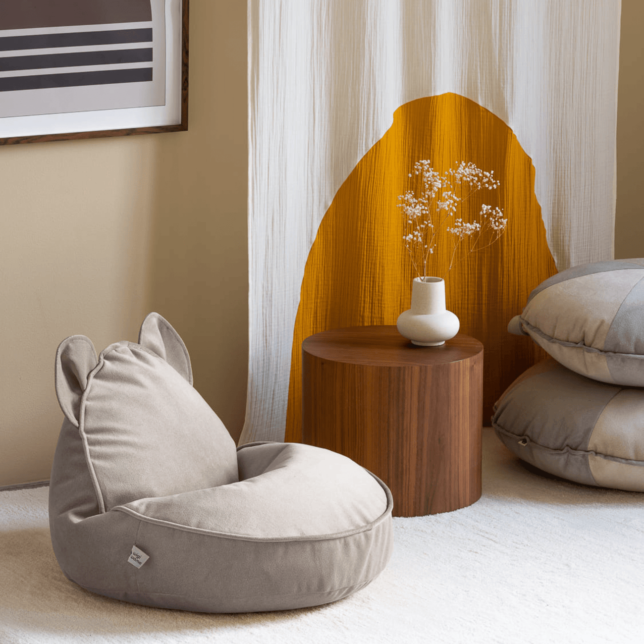 Un enfant lit dans un pouf dans une chambre d'enfant confortable