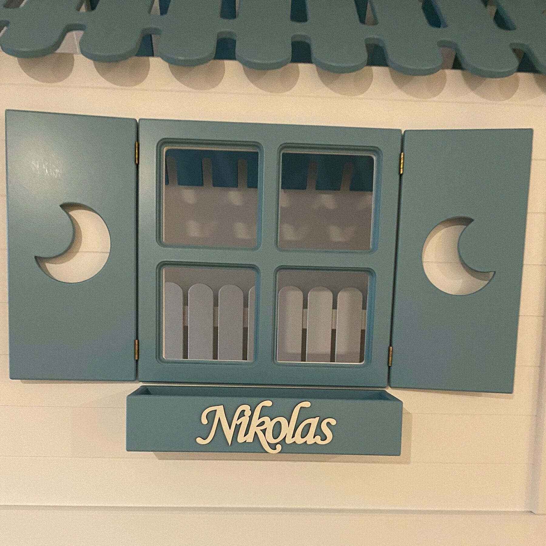 Kinderbett Hausbett individuell persönlich gestalten Turm-Design - LeoBabys