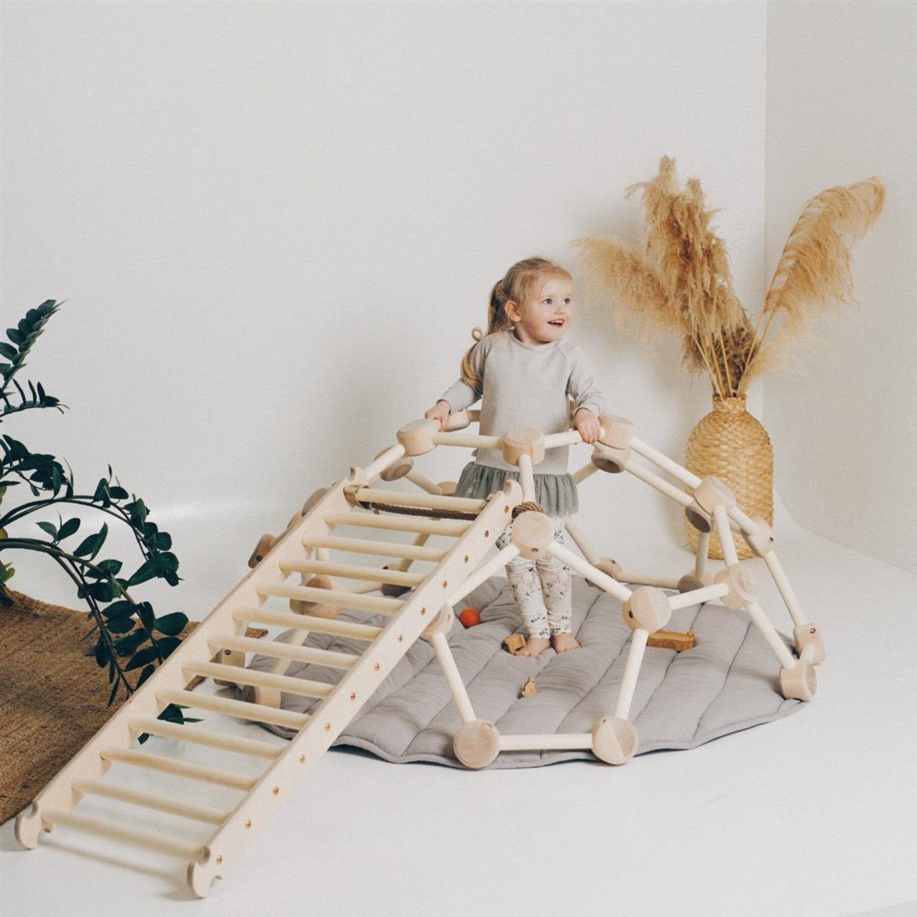 Kletterkuppel_Kletterdome_Holz_Waben-Kletterkuppel_LeoBabys - LeoBabys