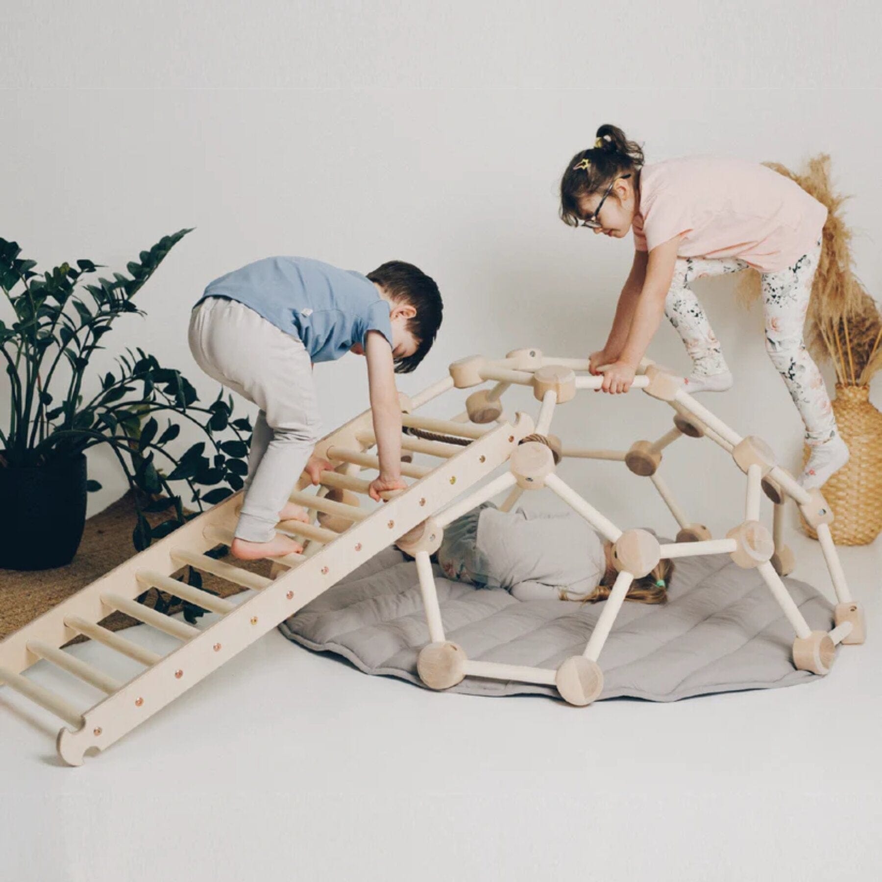 Kletterkuppel_Kletterdome_Holz_Waben-Kletterkuppel_LeoBabys - LeoBabys