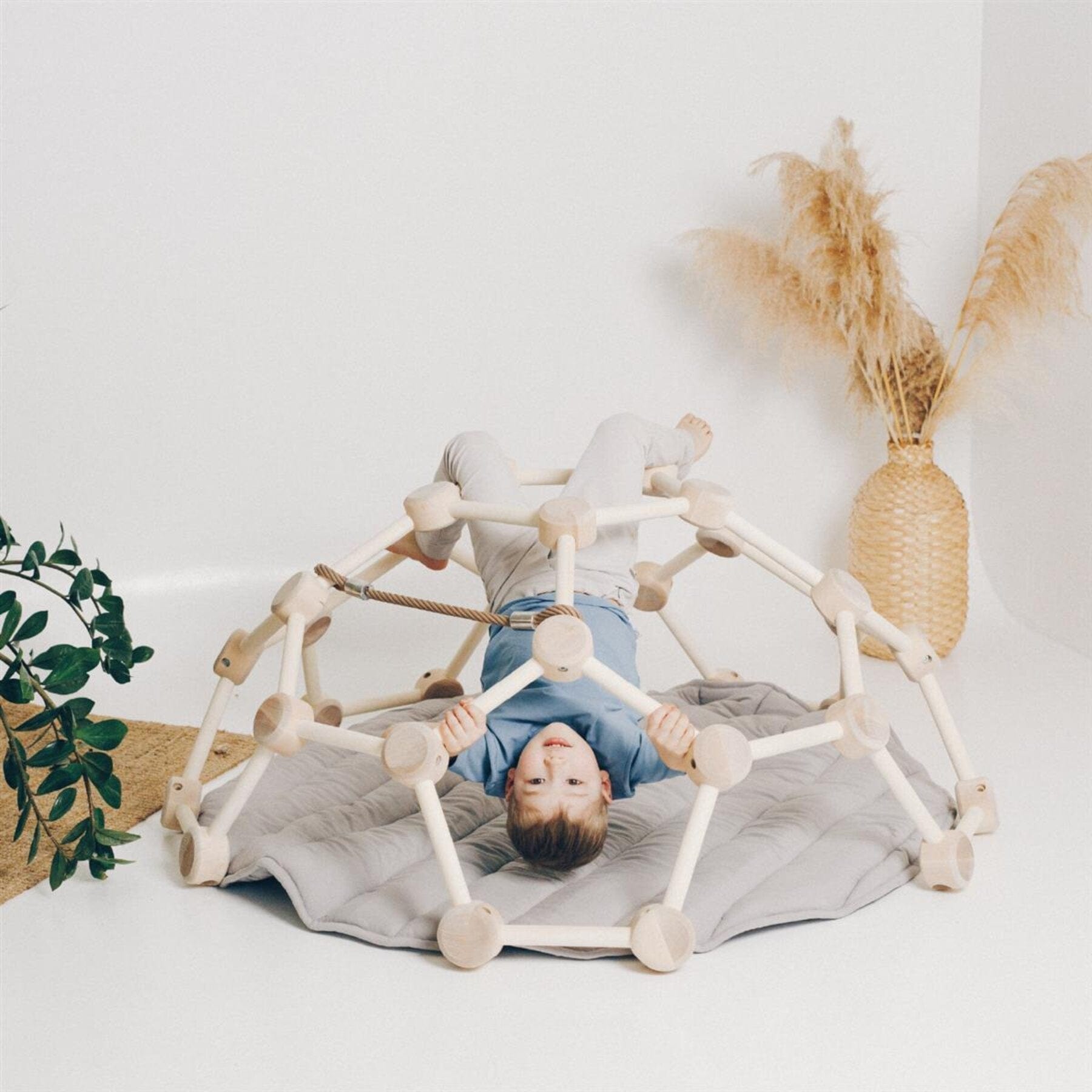 Kletterkuppel_Kletterdome_Holz_Waben-Kletterkuppel_LeoBabys - LeoBabys