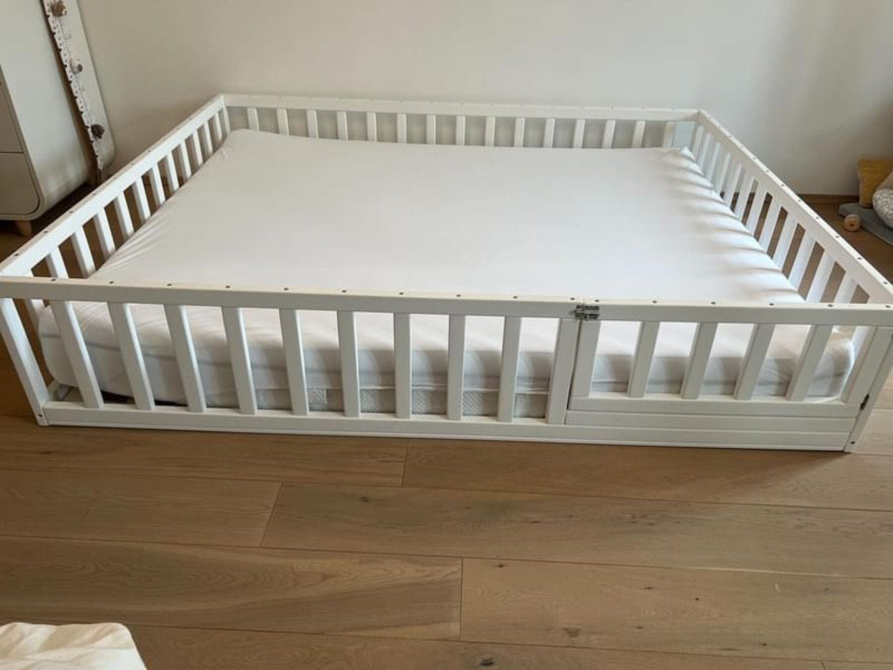 Children's bed, baby bed, cot, floor bed with door